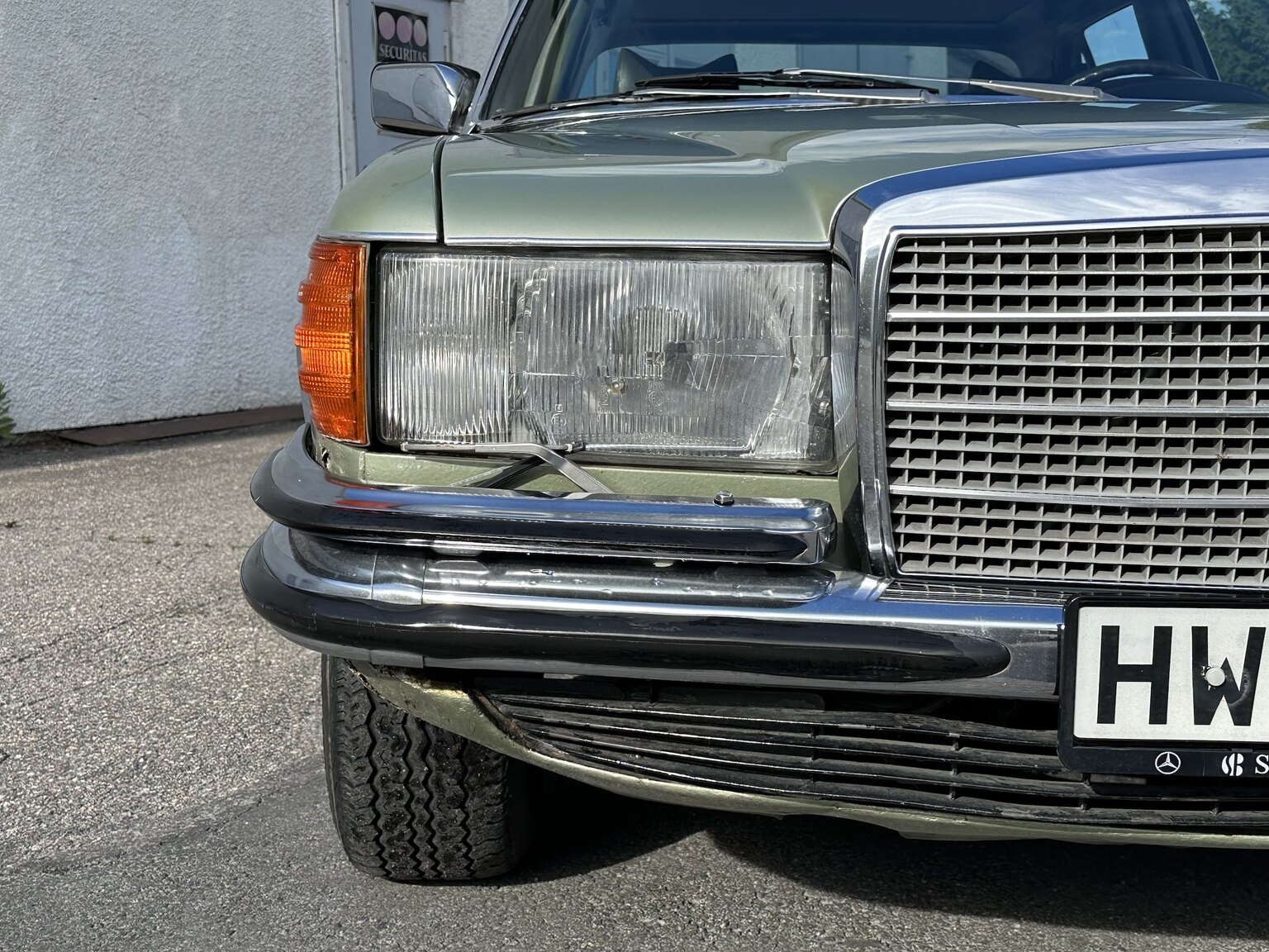Exterior image of 1975 Mercedes Benz 450 SEL (18)