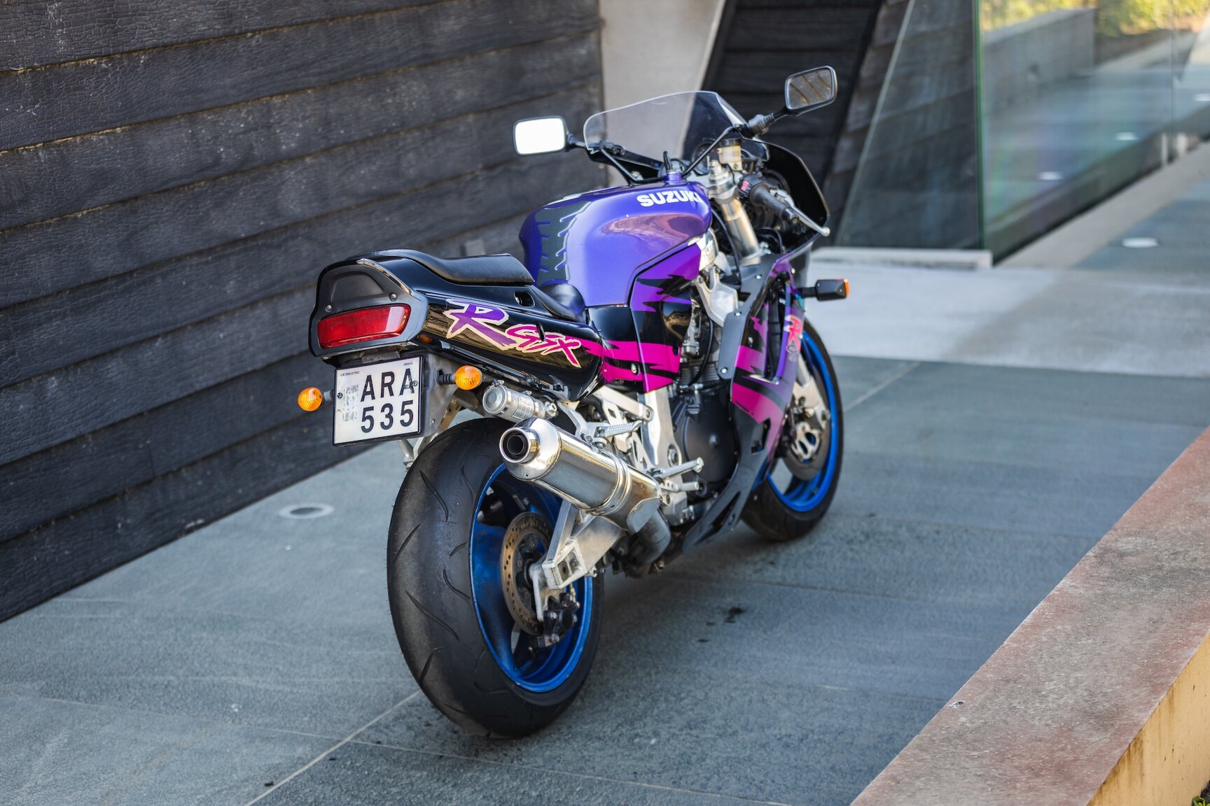 Exterior image of 1994 Suzuki GSX-R750 (6)