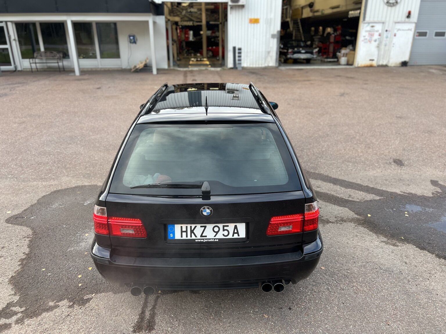 Exterior image of 2003 BMW 540i Touring