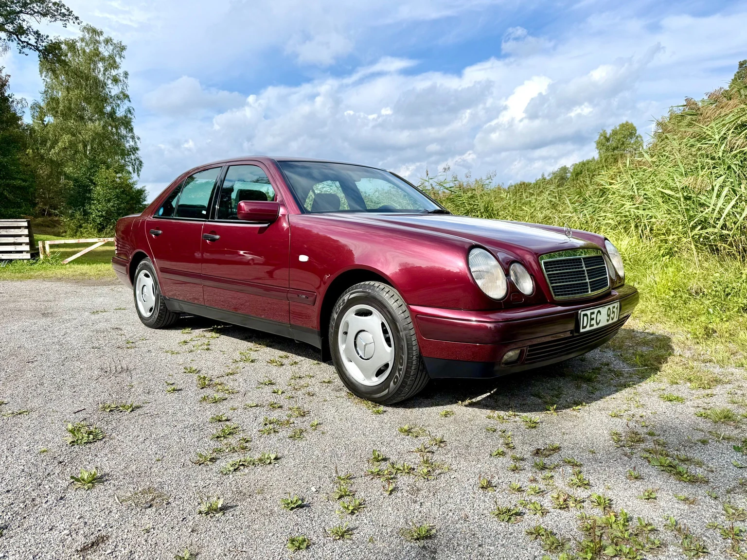 Exterior image of 1997 Mercedes-Benz E 290 TD (1)