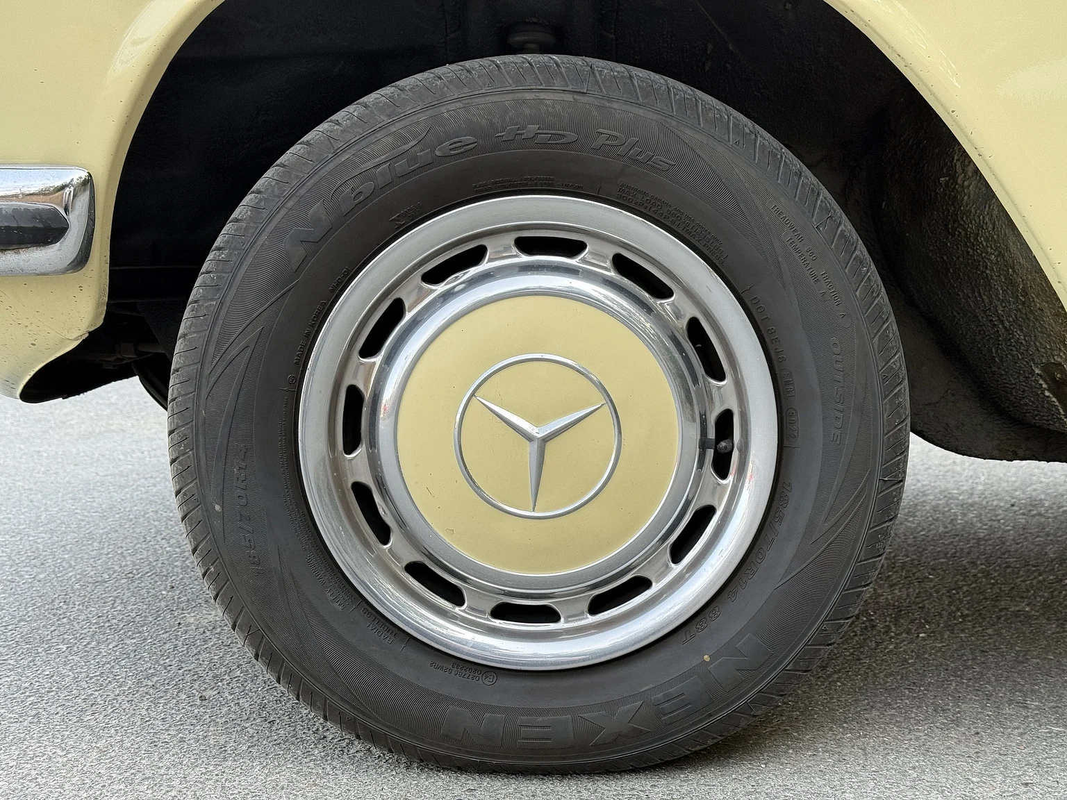 Exteriörbild på 1974 Mercedes-Benz 230 Automatic (44)