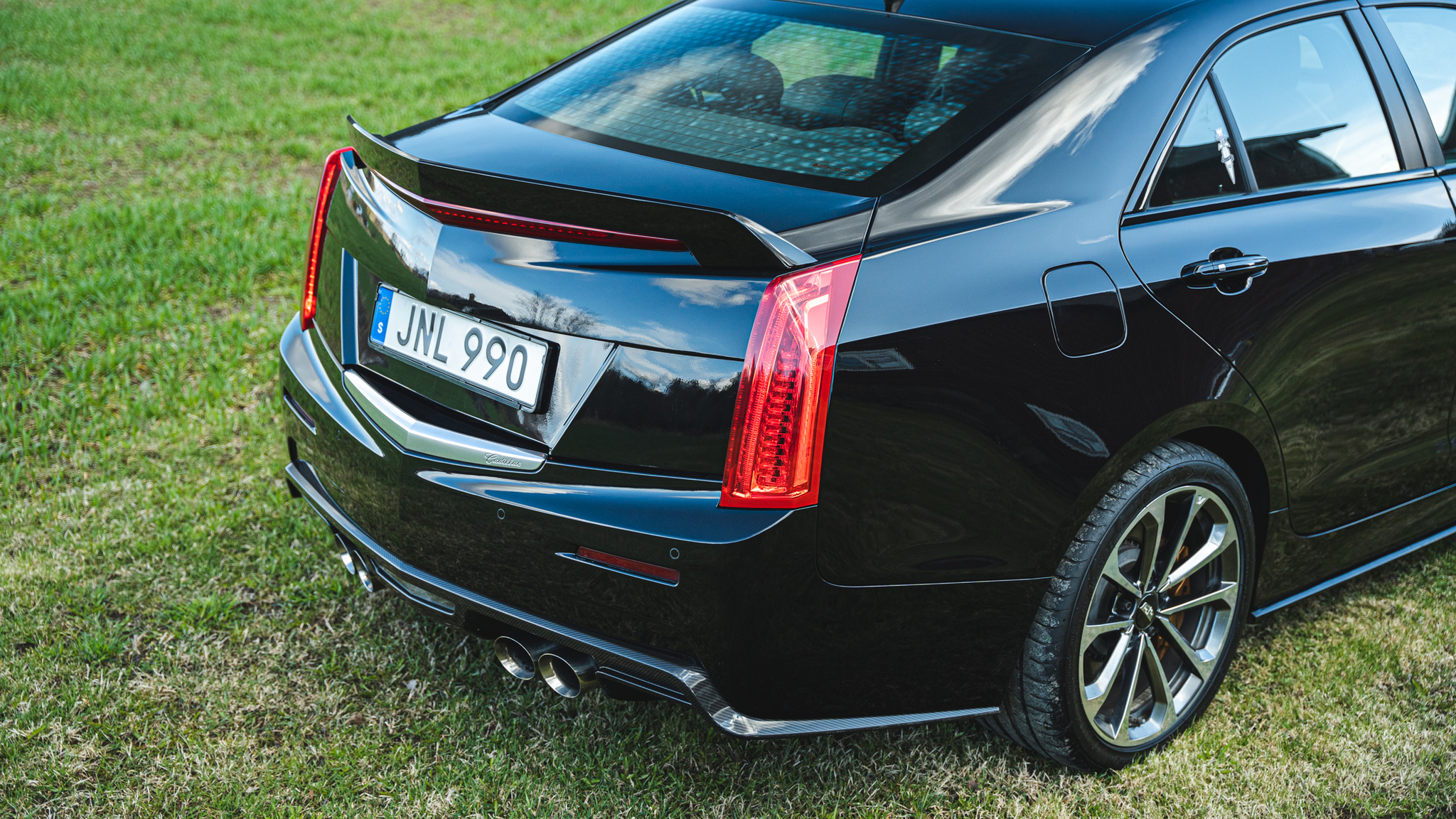 Exteriörbild på 2016 Cadillac ATS-V (14)