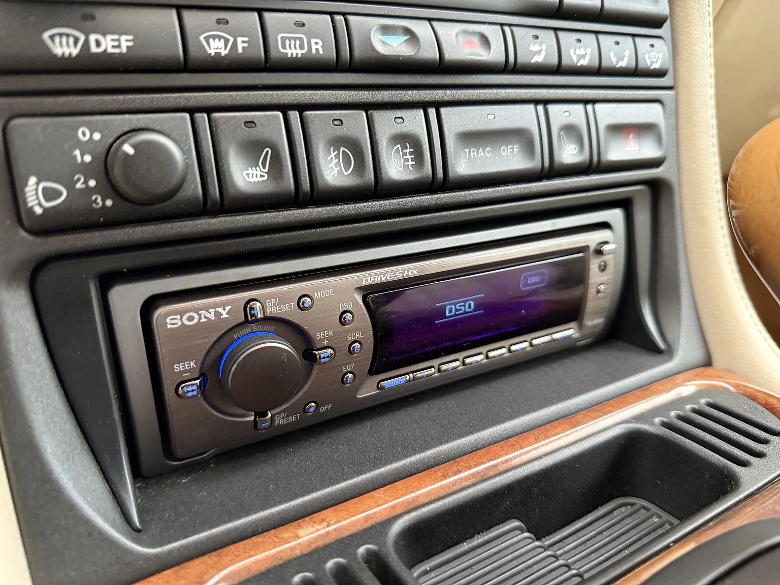 Interior image of 1997 Jaguar XK8 (18)