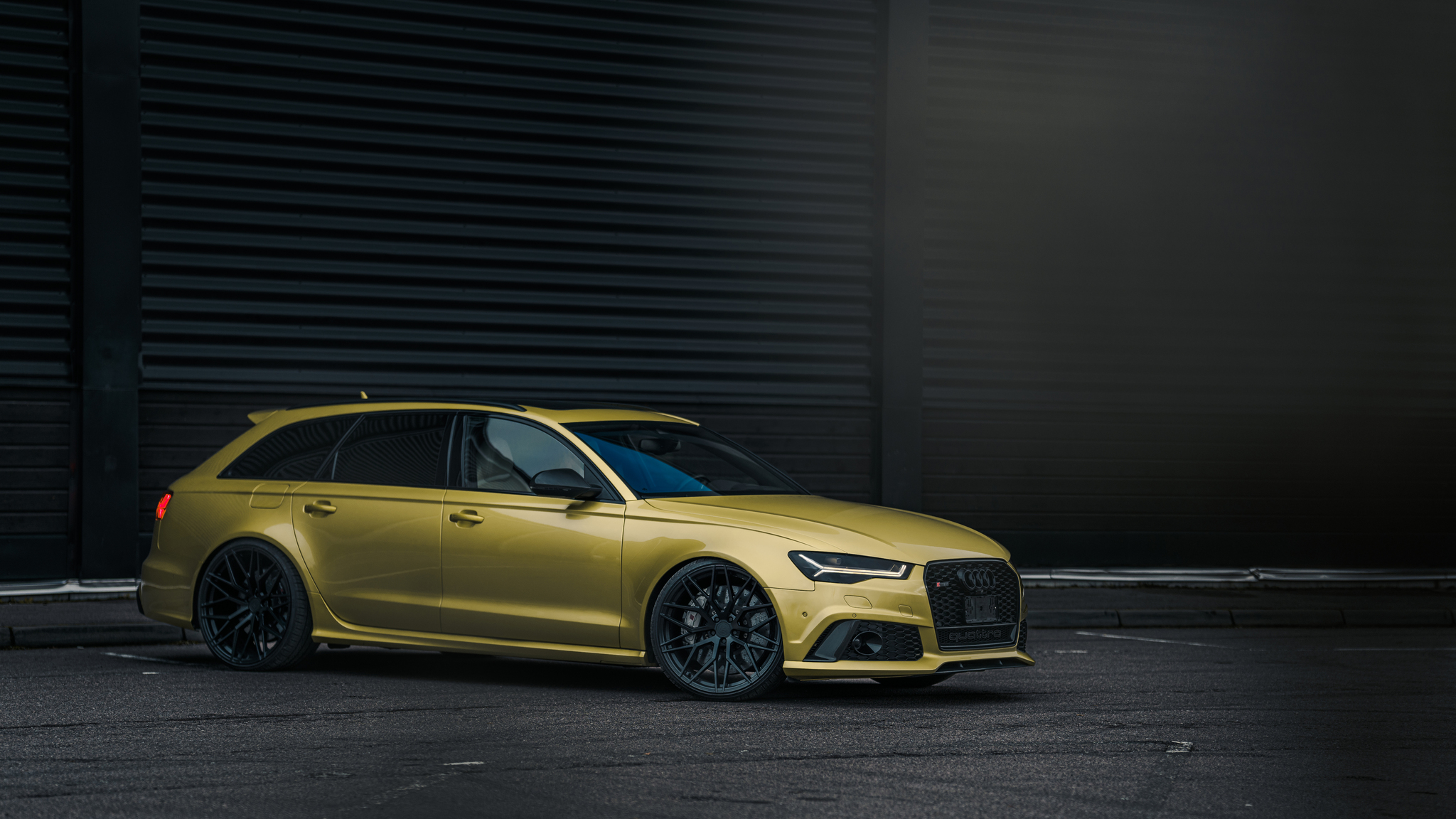 Exterior image of 2016 Audi RS6 Avant Exclusive (49)