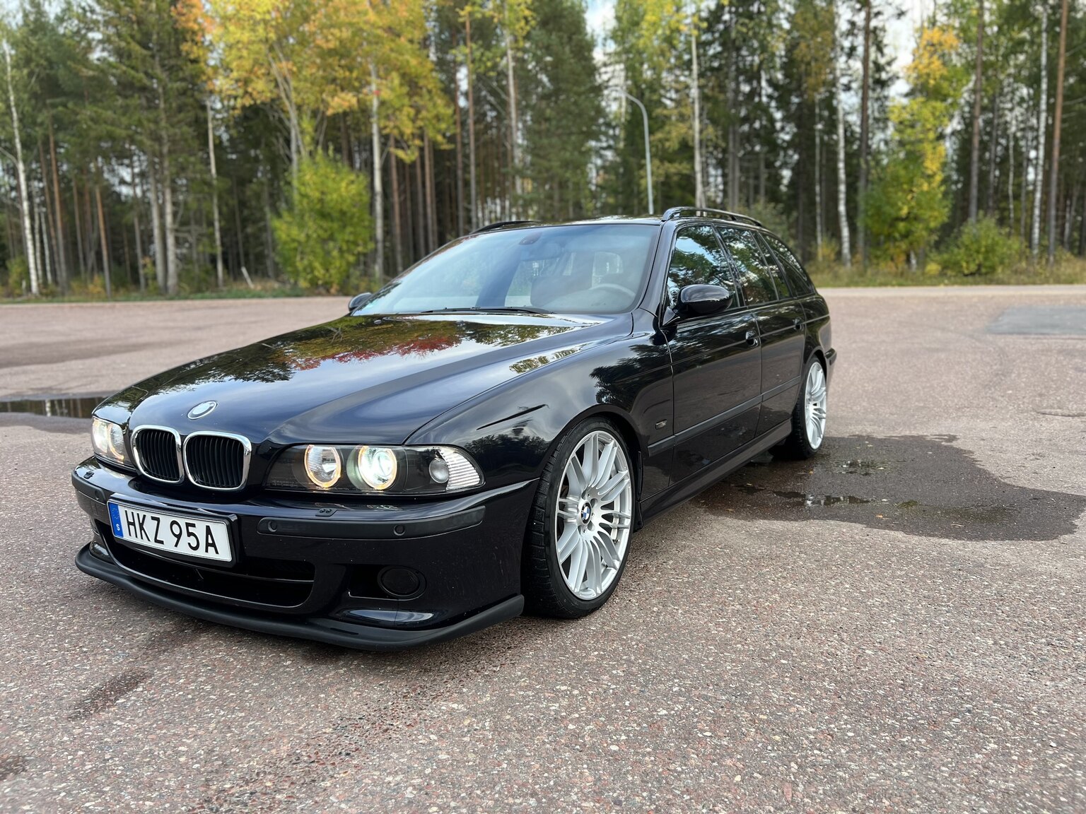 Exterior image of 2003 BMW 540i Touring