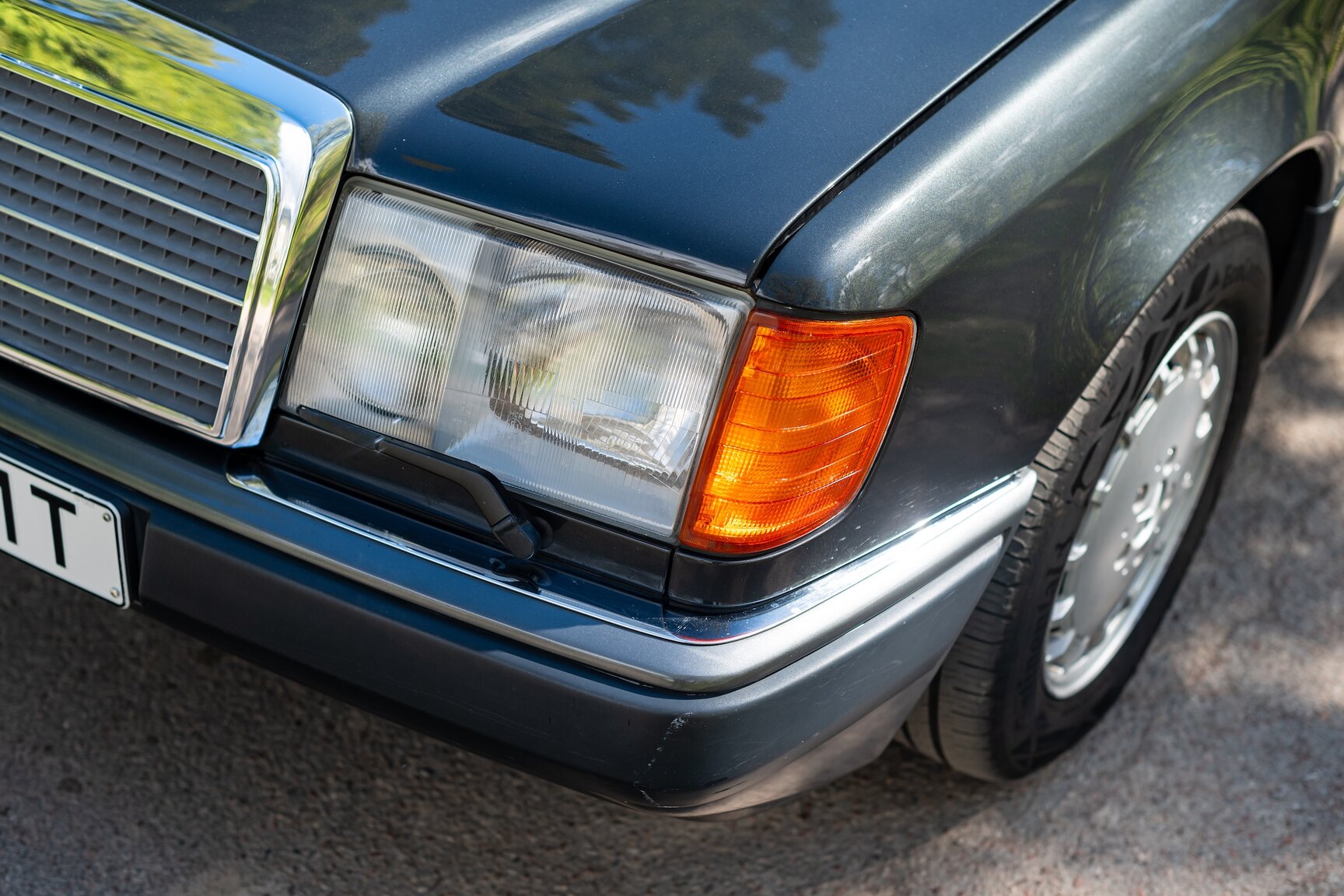 Exterior image of 1993 Mercedes-Benz 400 E