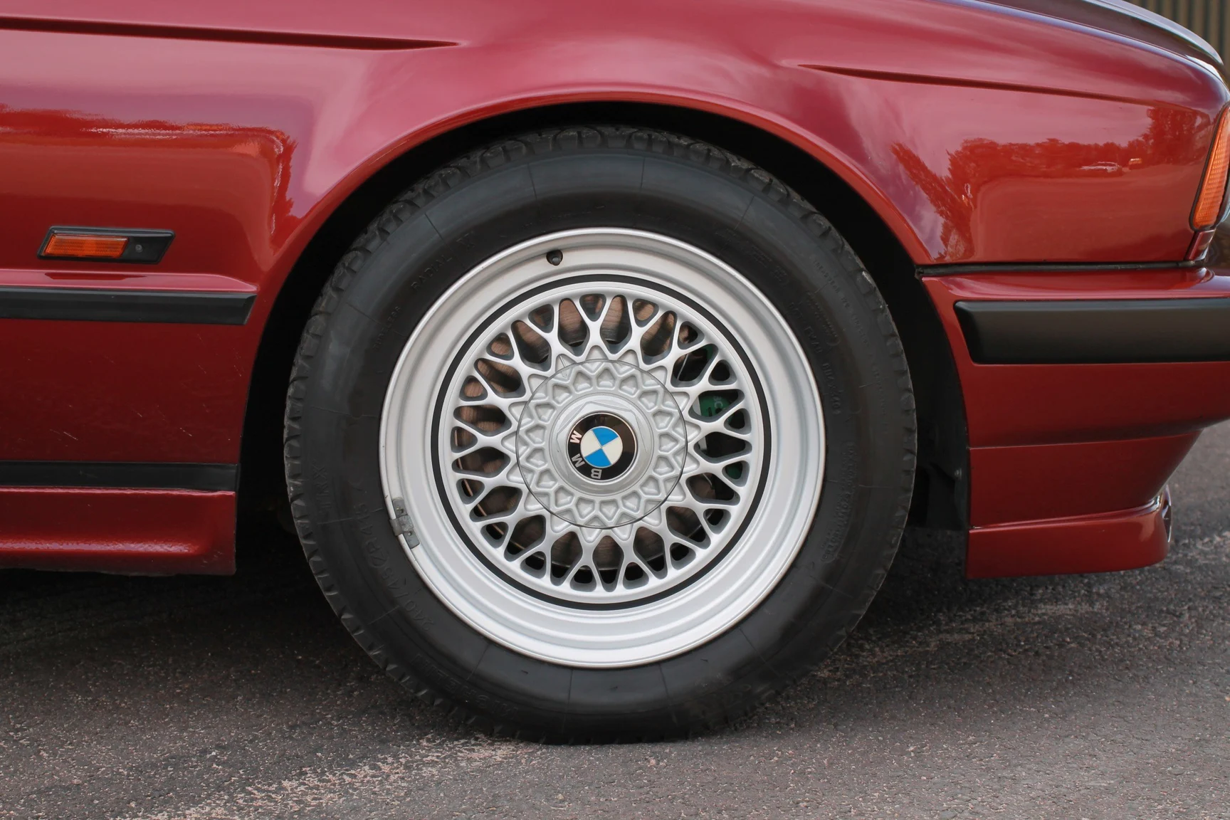 Exteriörbild på 1993 BMW 540i Sedan (93)