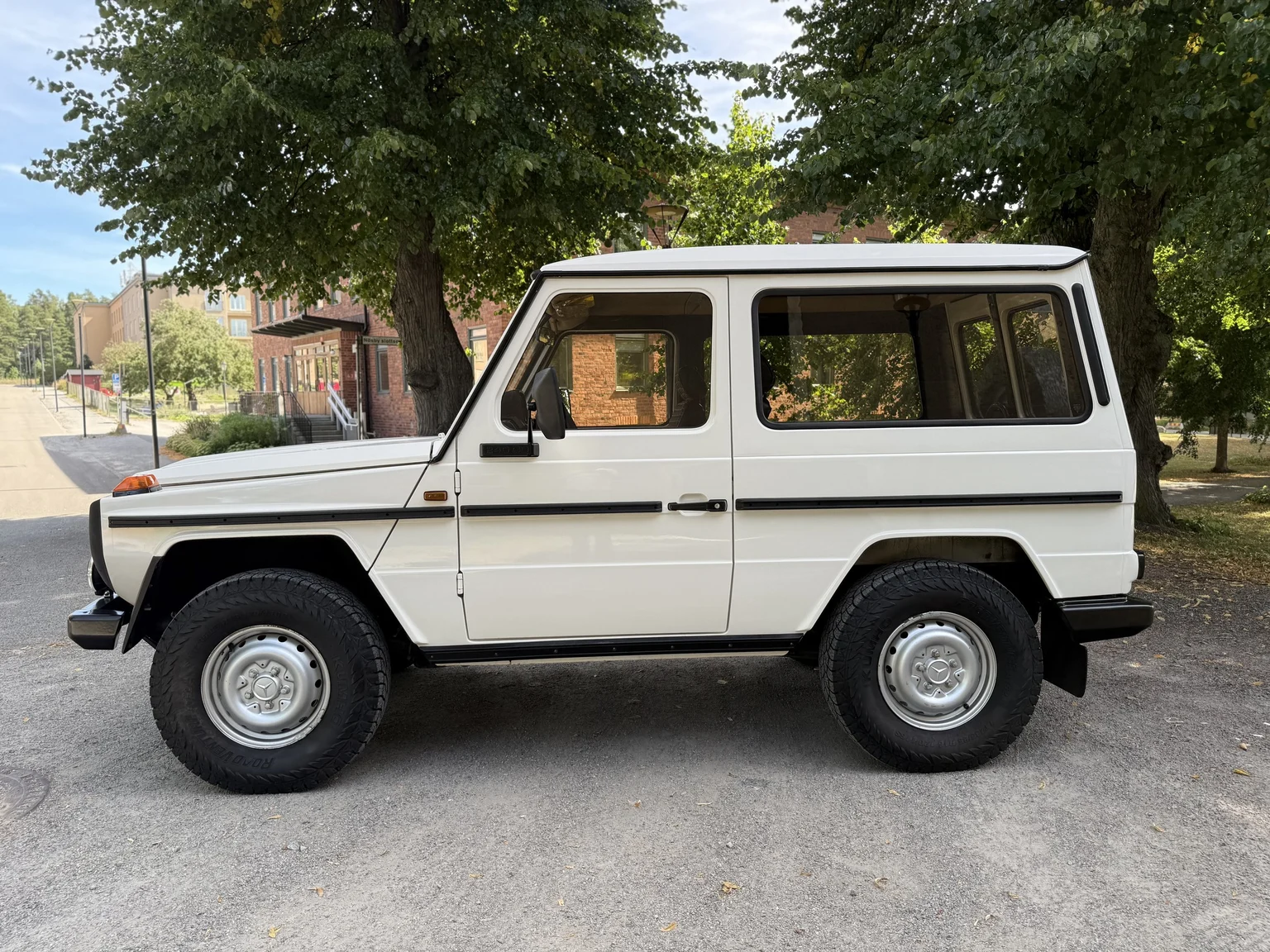 Exterior image of 1981 Mercedes-Benz 240 GD (6)