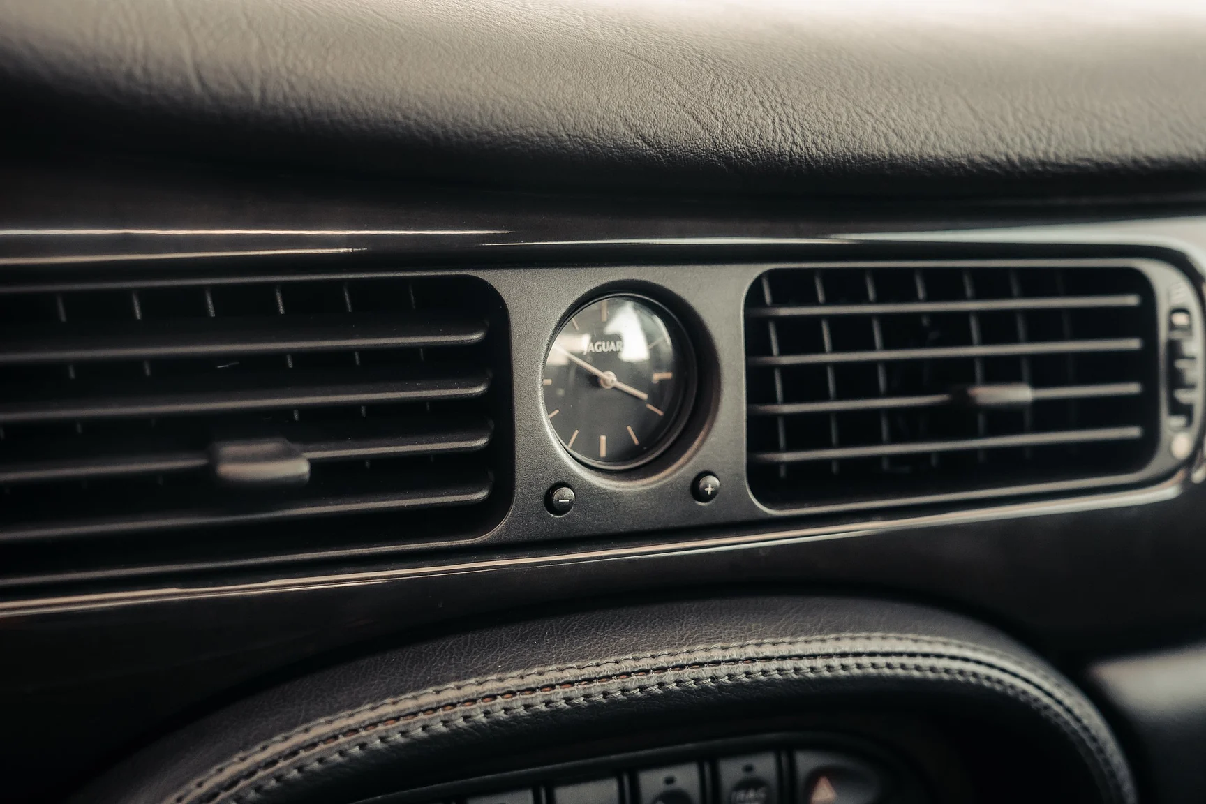 Interior image of 1997 Jaguar XJR 4.0 Kompressor NO RESERVE (14)