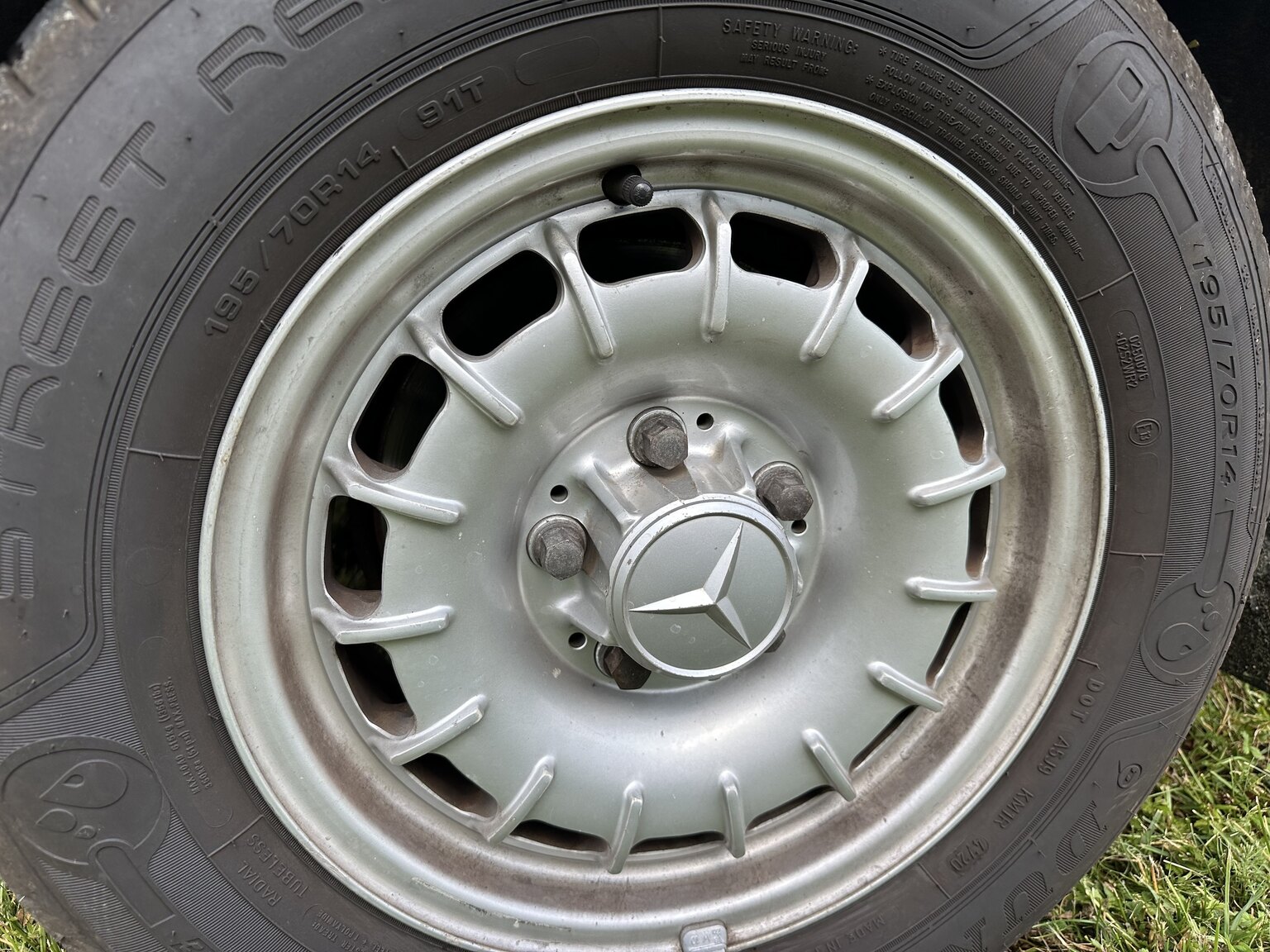 Exteriörbild på 1984 Mercedes-Benz 230 CE