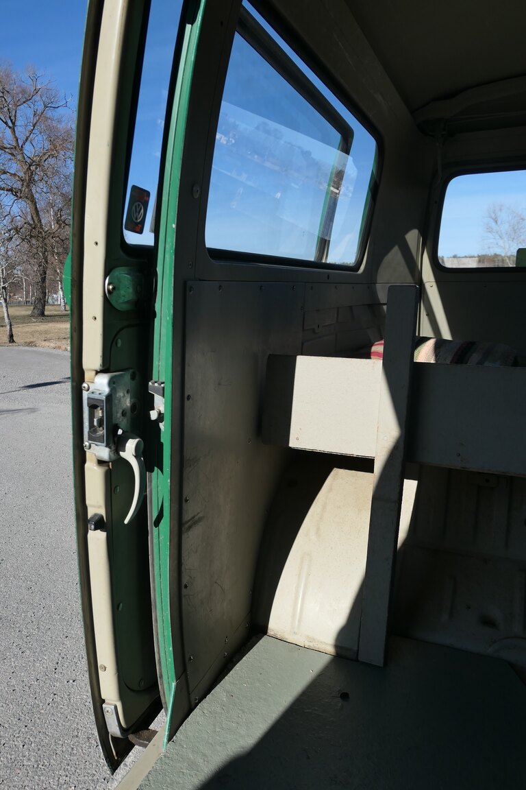 Interiörbild 1975 Volkswagen Transporter 1600 Minibuss