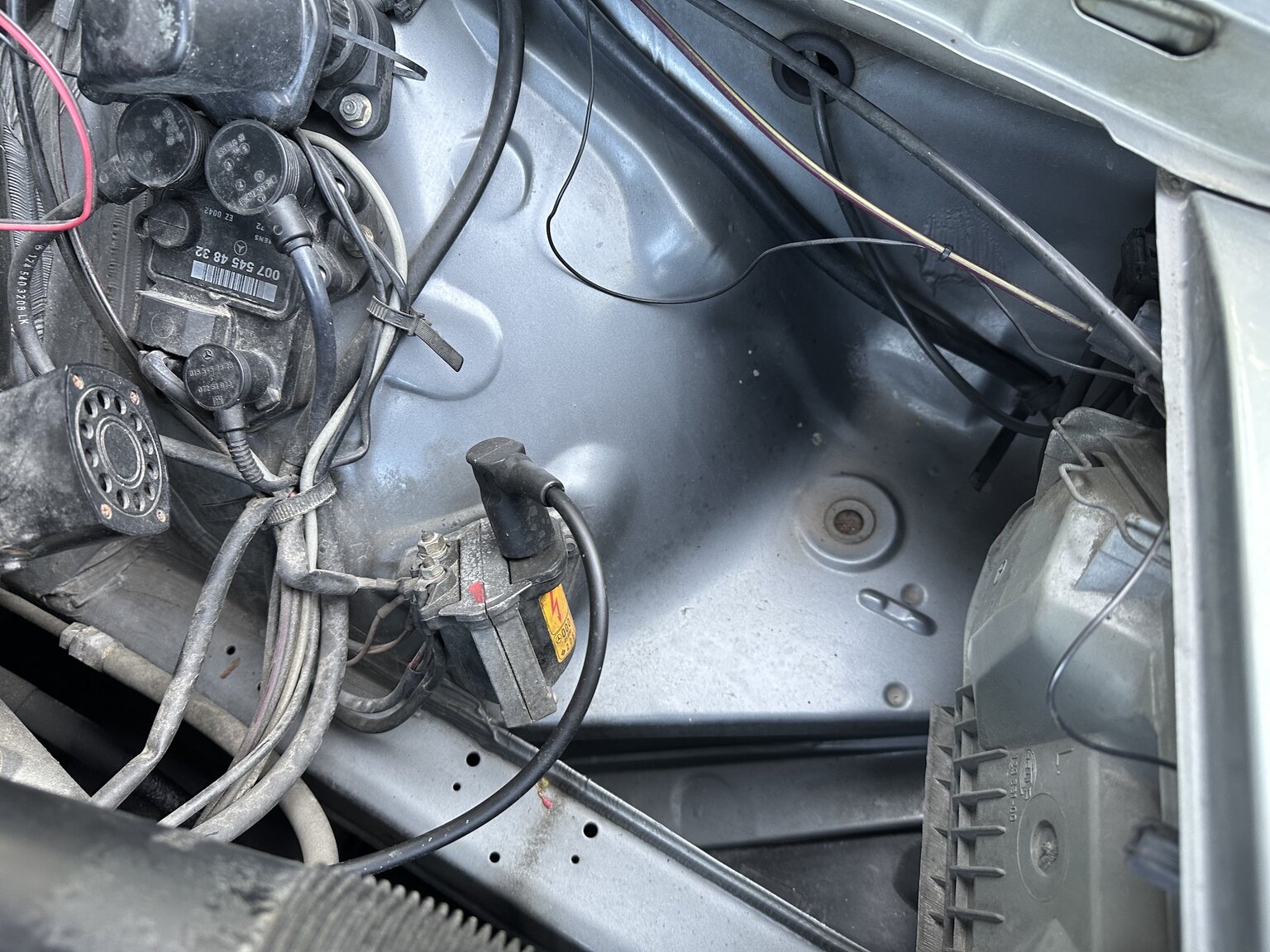 Image of 1989 Mercedes-Benz 230E mechanics
