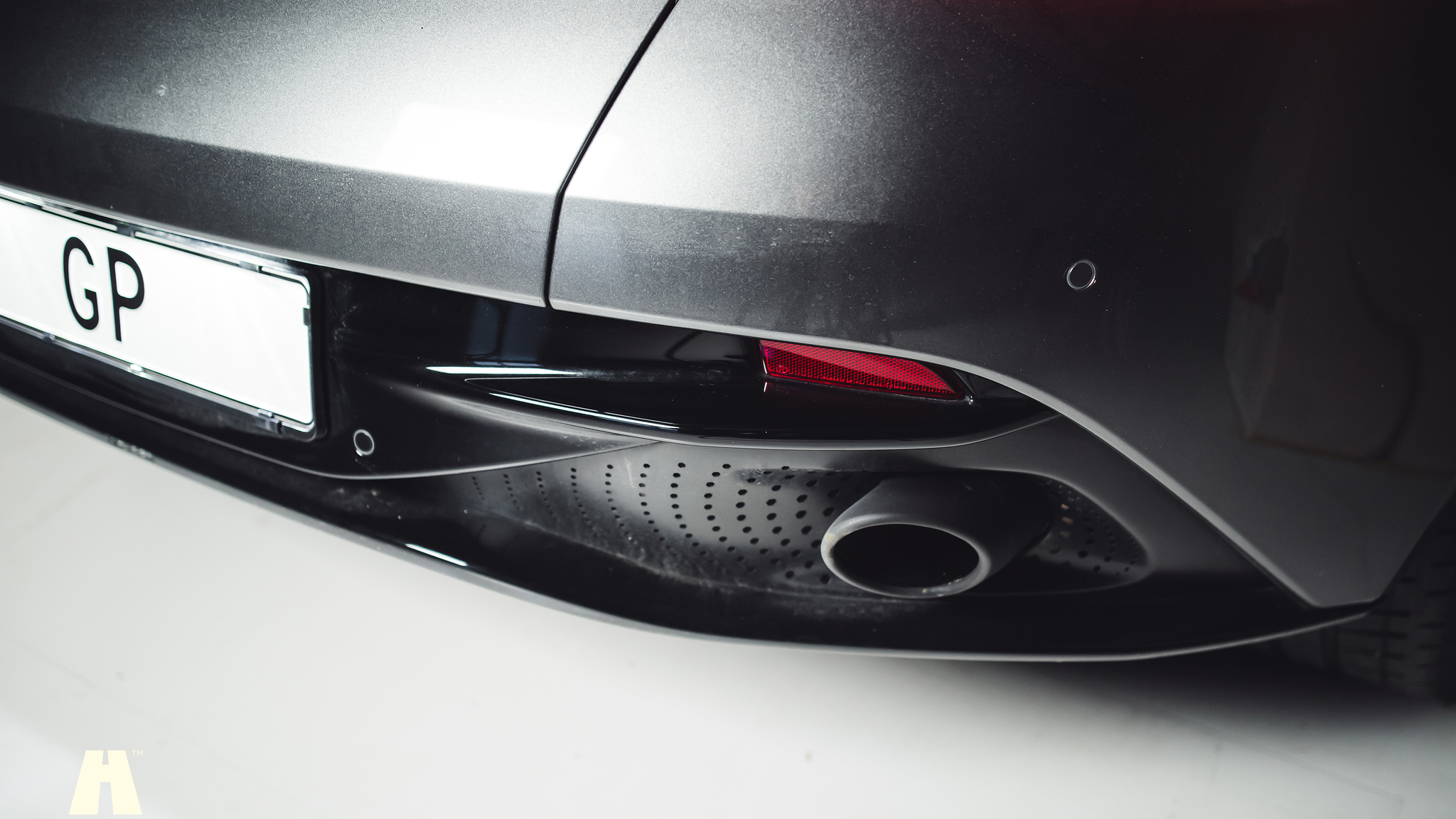 Exteriörbild på 2019 Aston Martin DB11 AMR (28)