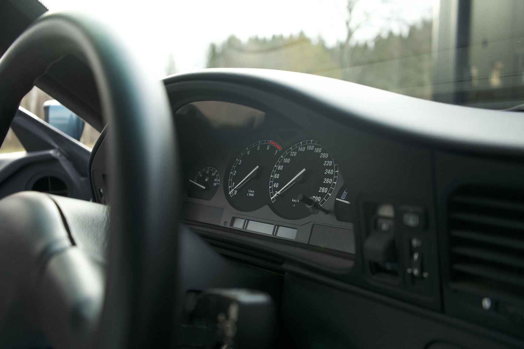 Innenraumfoto von 1992 BMW 850i 6-speed manual - NO RESERVE