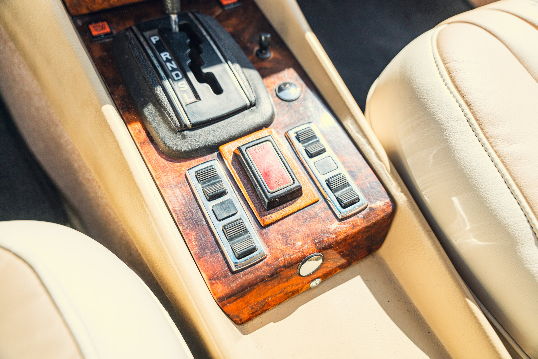 Interior image of 1976 Mercedes-Benz 450 SLC (32)