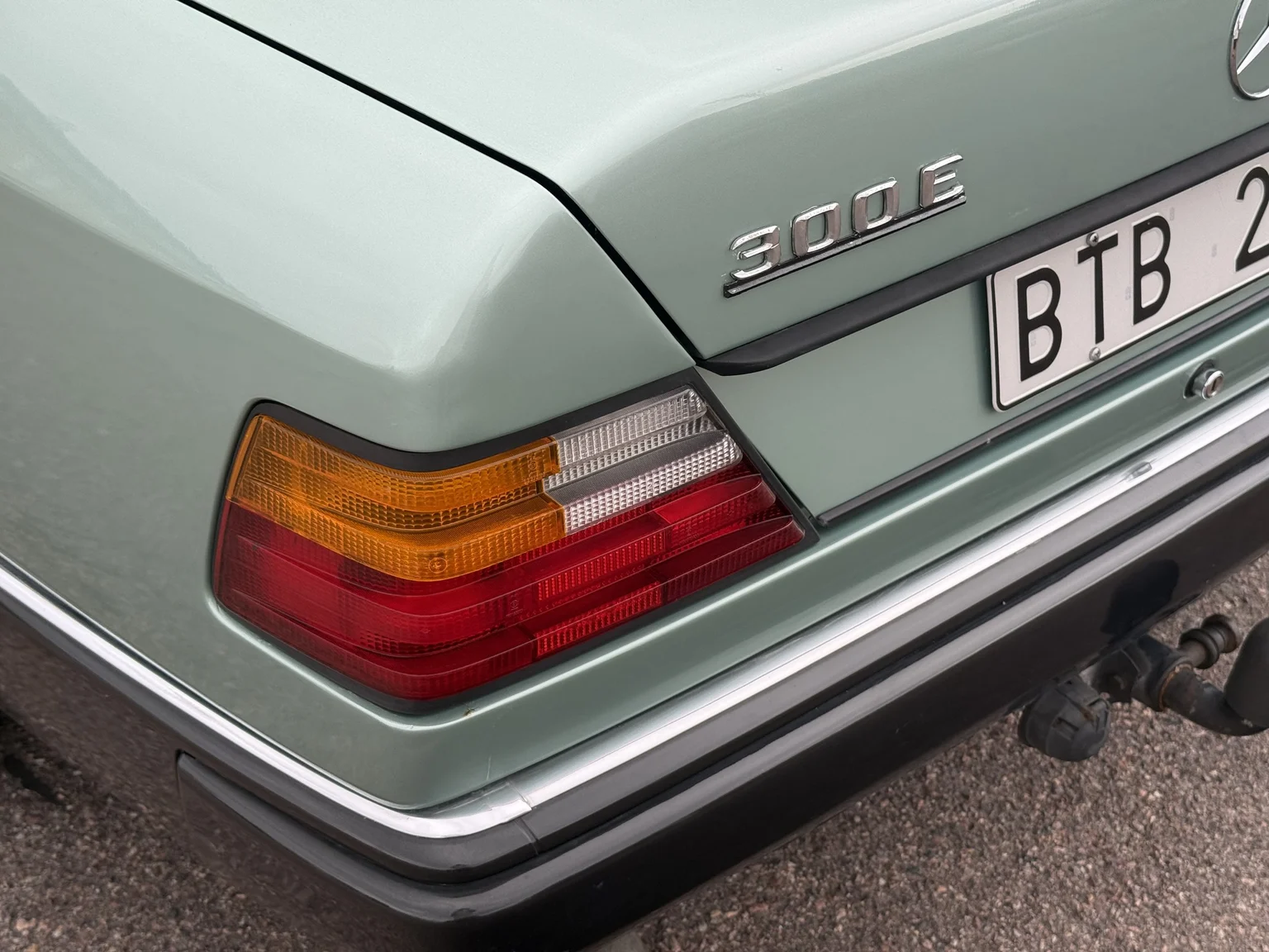 Exteriörbild på 1991 Mercedes-Benz 300 E 4MATIC (38)