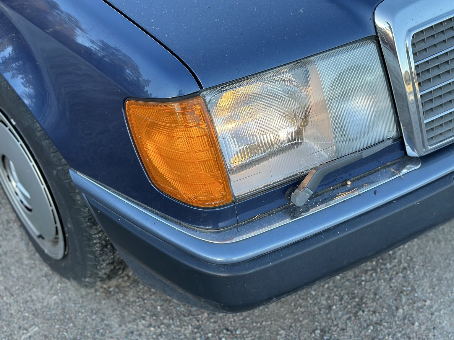Exterior image of 1991 Mercedes-Benz 230 E 