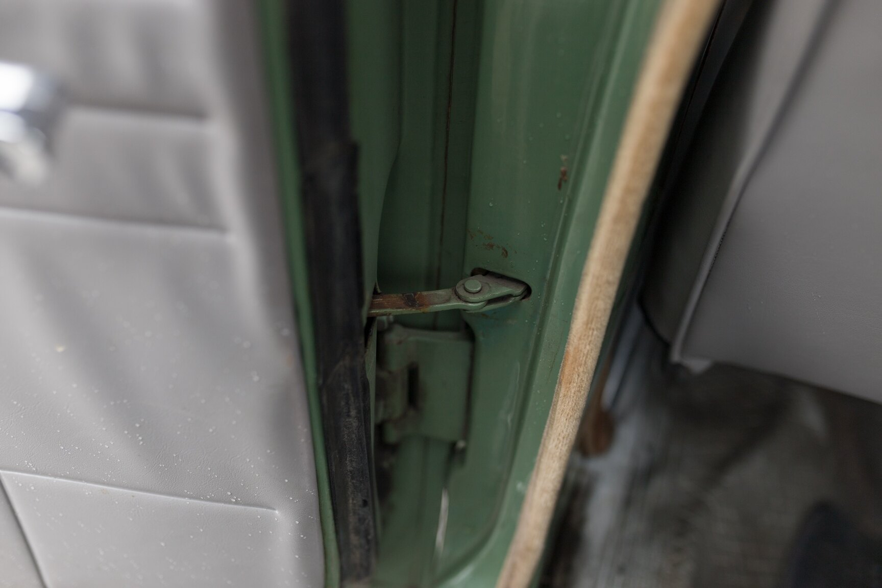 Interior image of 1959 Ford Consul (36)