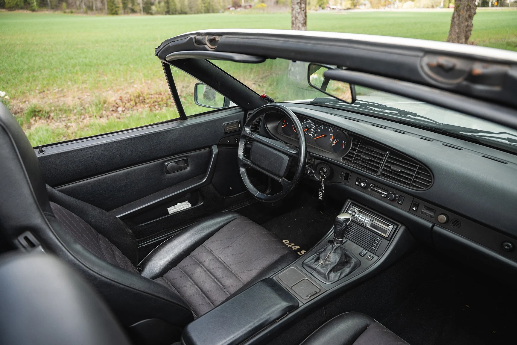 Interior image of 1990 Porsche 944 S2 Cabriolet  (4)