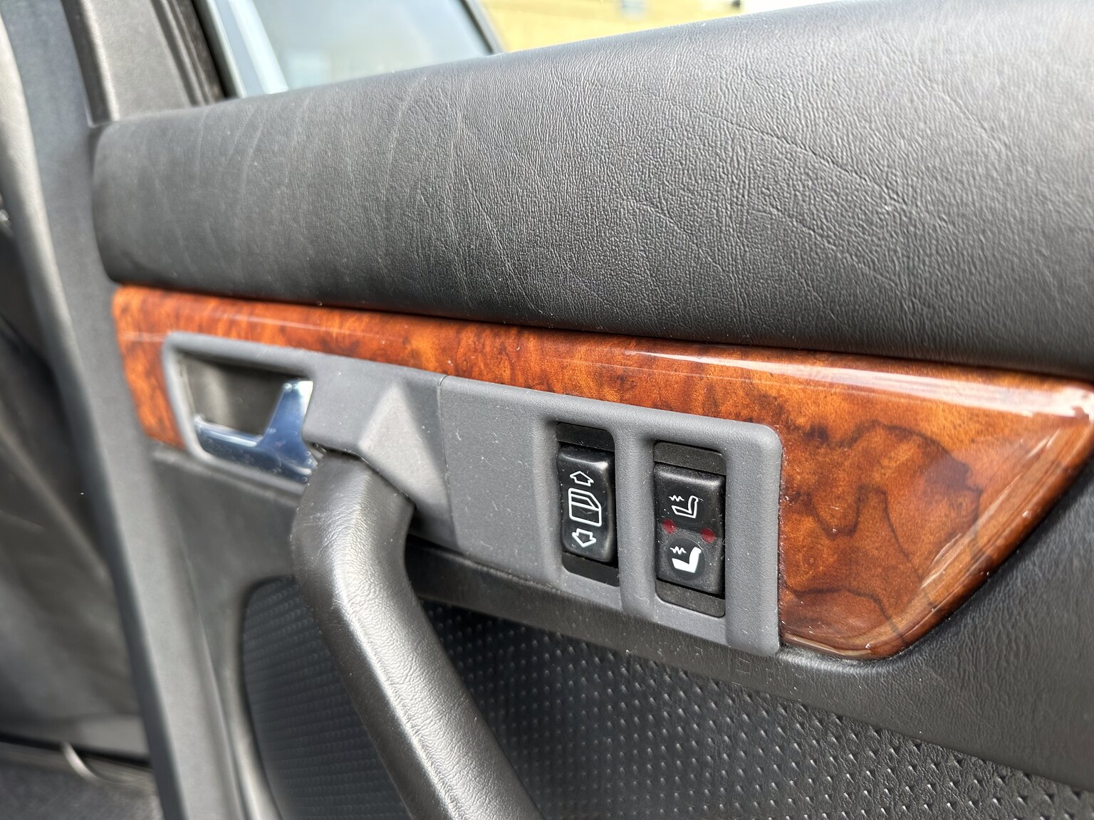 Innenraumfoto von 1987 Mercedes 300 SE
