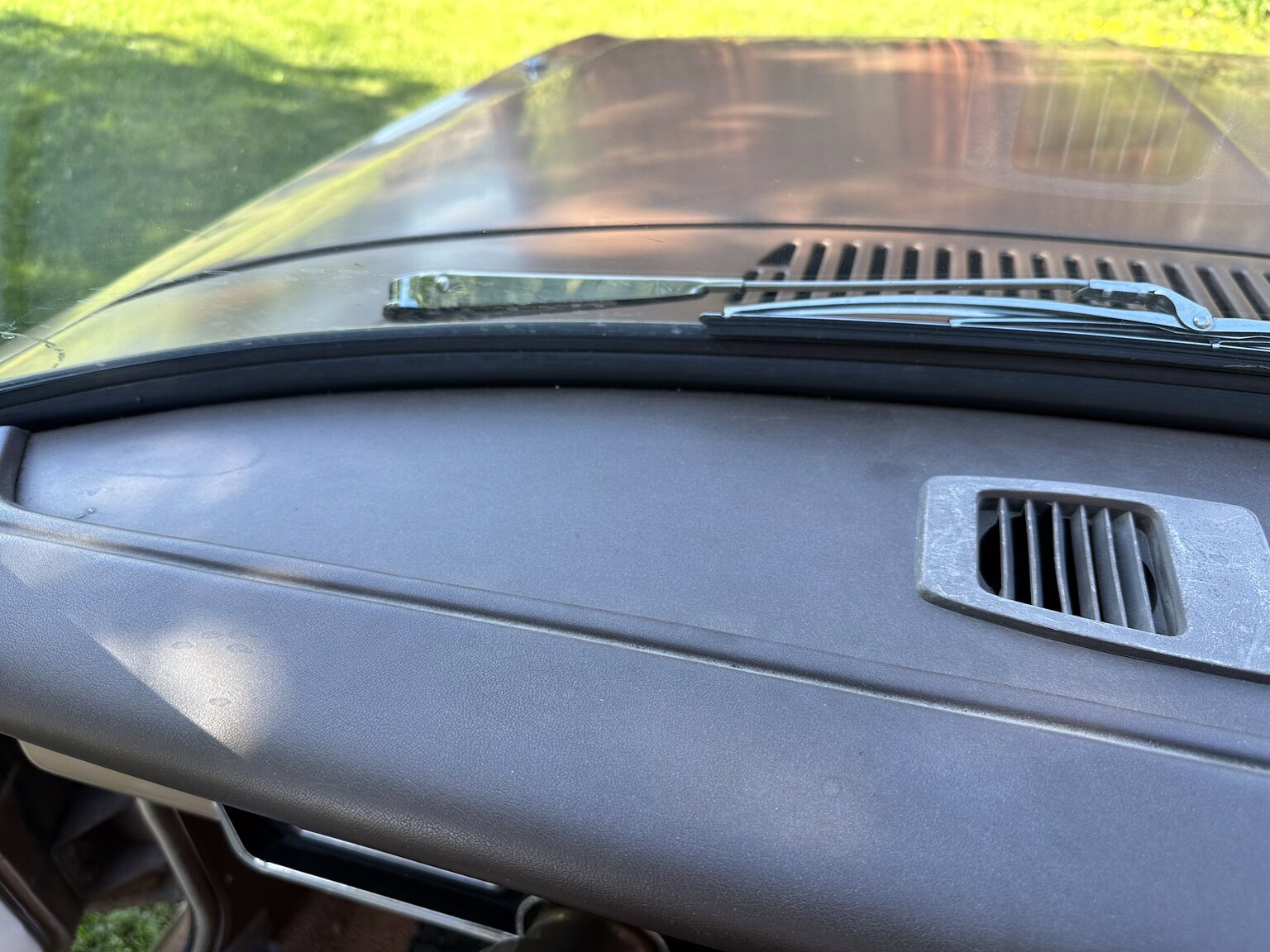 Interiörbild 1966 Plymouth Valiant 100 2-door Sedan