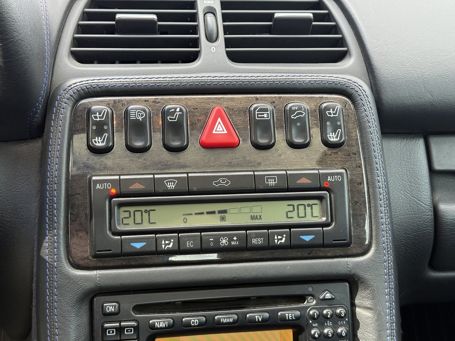 Interior image of 2000 Mercedes-Benz CLK 55 AMG Coupé