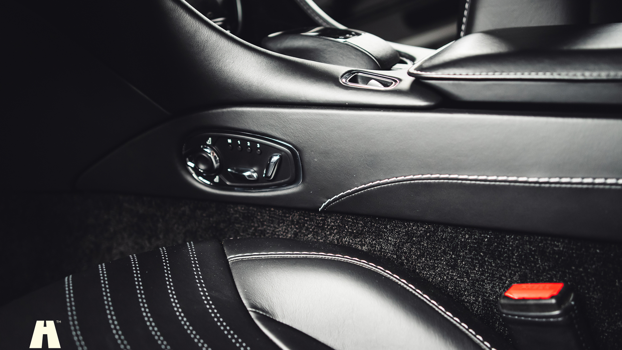 Innenraumfoto von 2019 Aston Martin DB11 AMR (57)