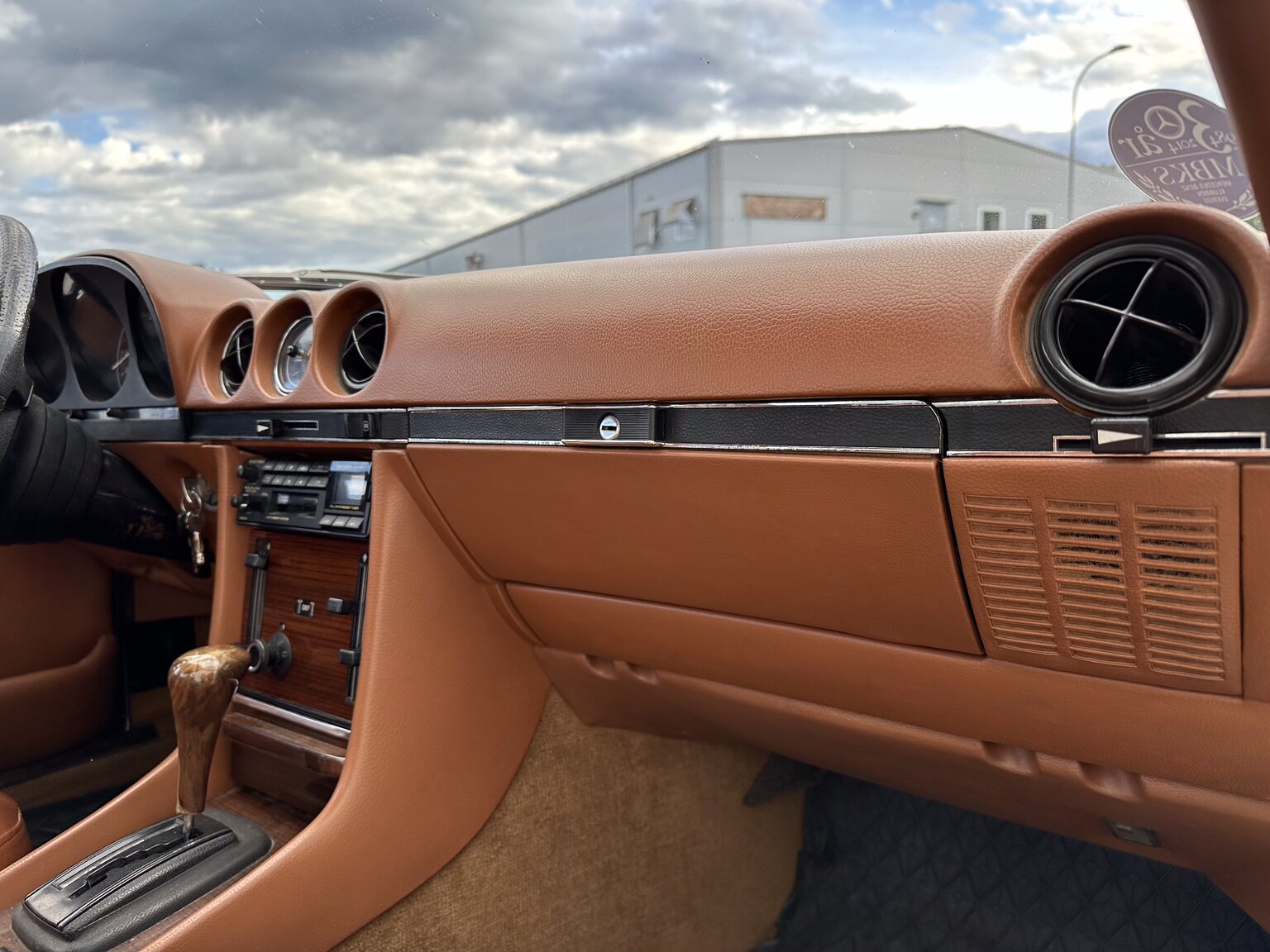 Interior image of 1974 Mercedes benz 450 SL (26)