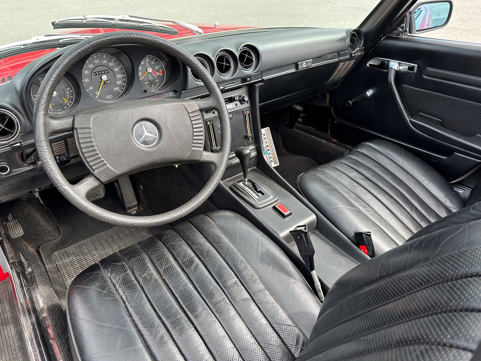 Interior image of 1975 Mercedes-Benz 280 SL