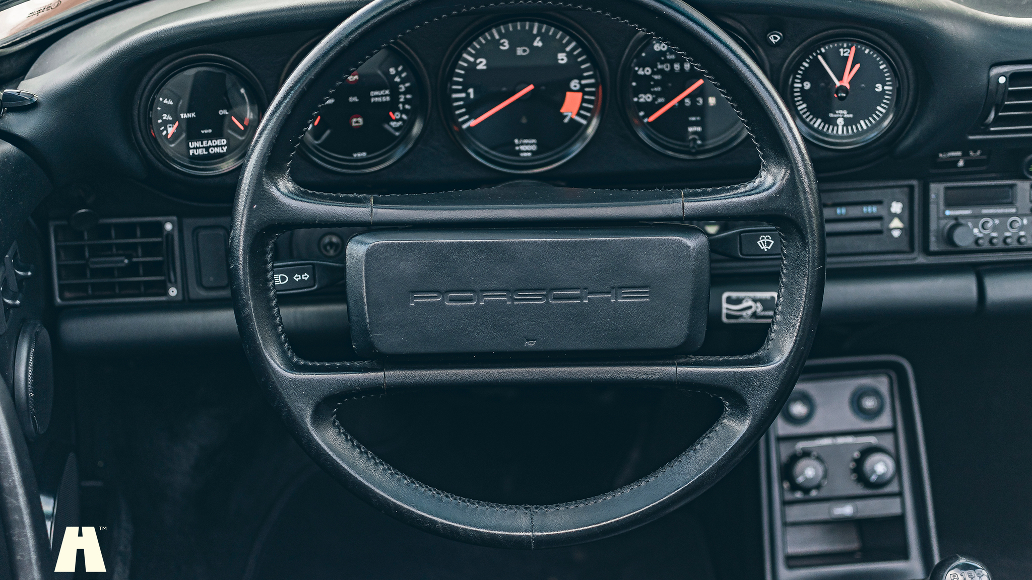 Interior image of 1989 Porsche 911 Carrera 3.2 Targa (14)