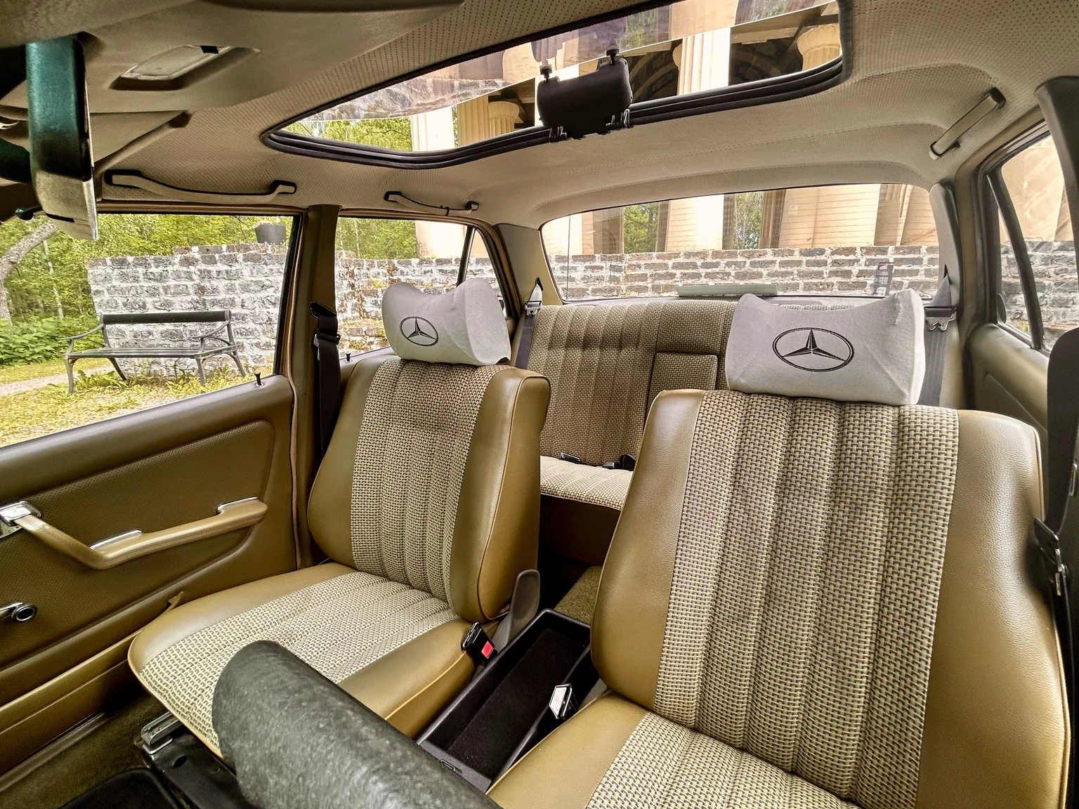 Interior image of 1976 Mercedes-Benz 300 D (6)