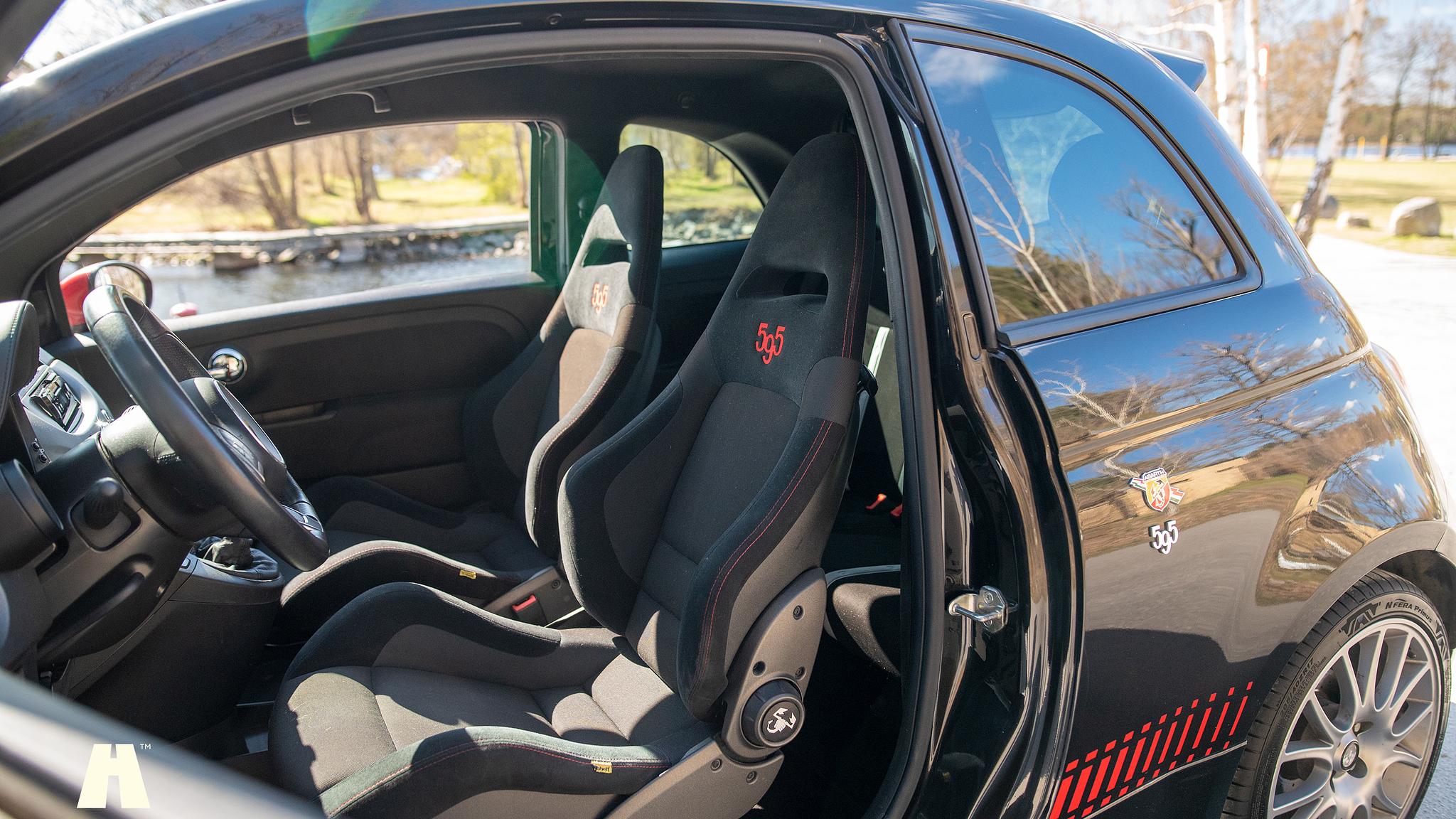 Innenraumfoto von 2016 Abarth 595 Competizione (15)