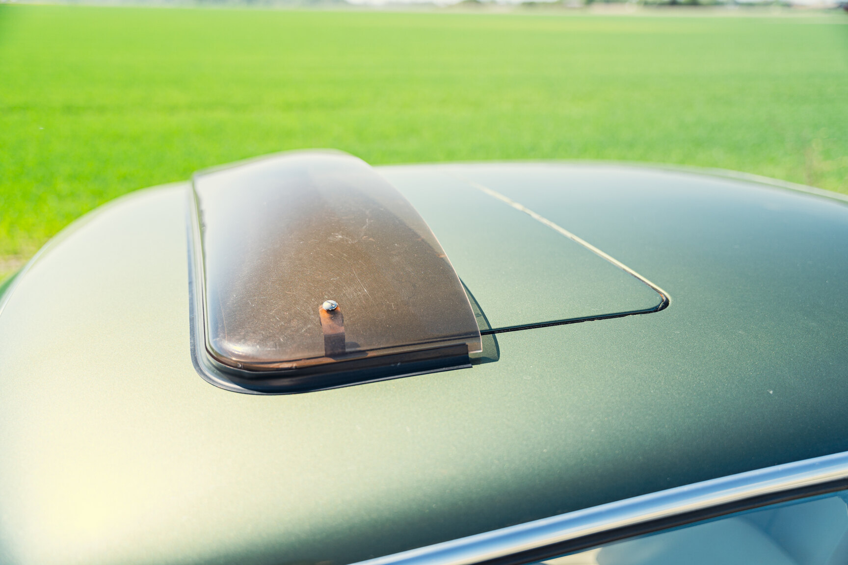 Exterior image of 1976 Mercedes-Benz 450 SLC (43)