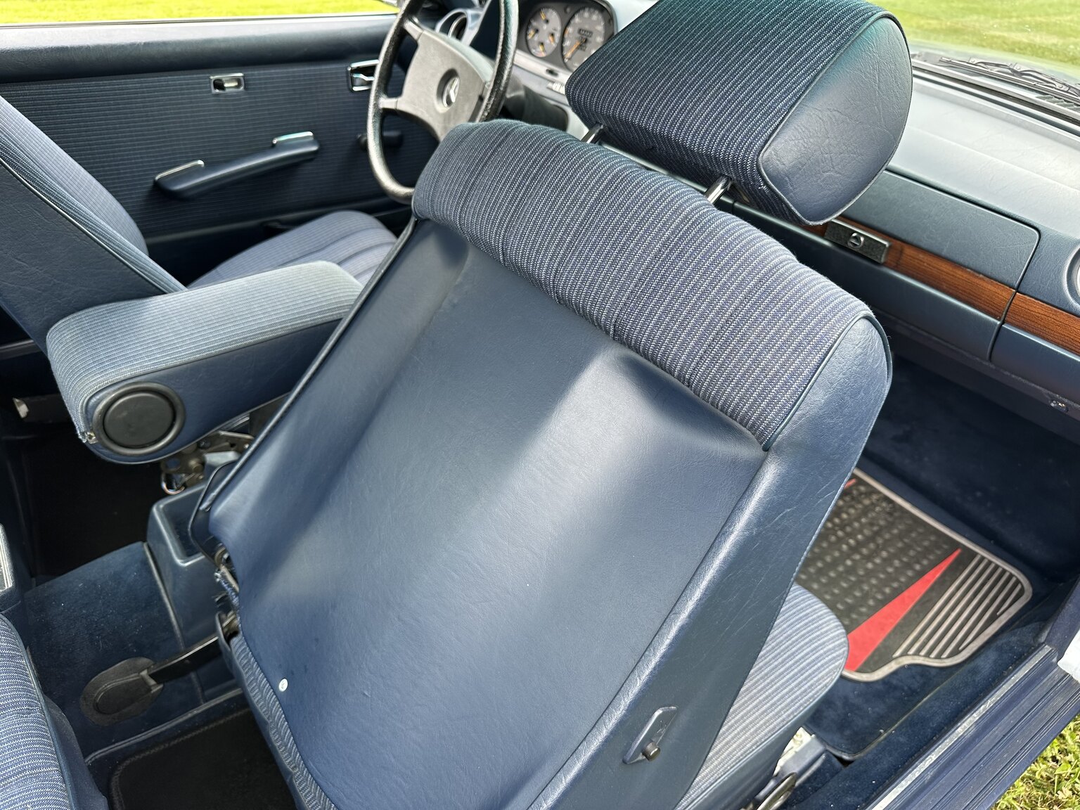 Interior image of 1984 Mercedes-Benz 230 CE