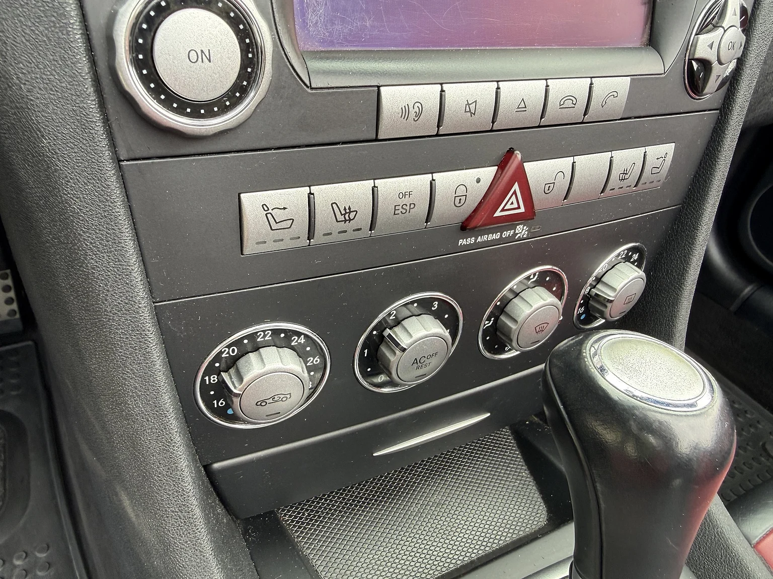 Innenraumfoto von 2005 Mercedes-Benz SLK 55 (28)