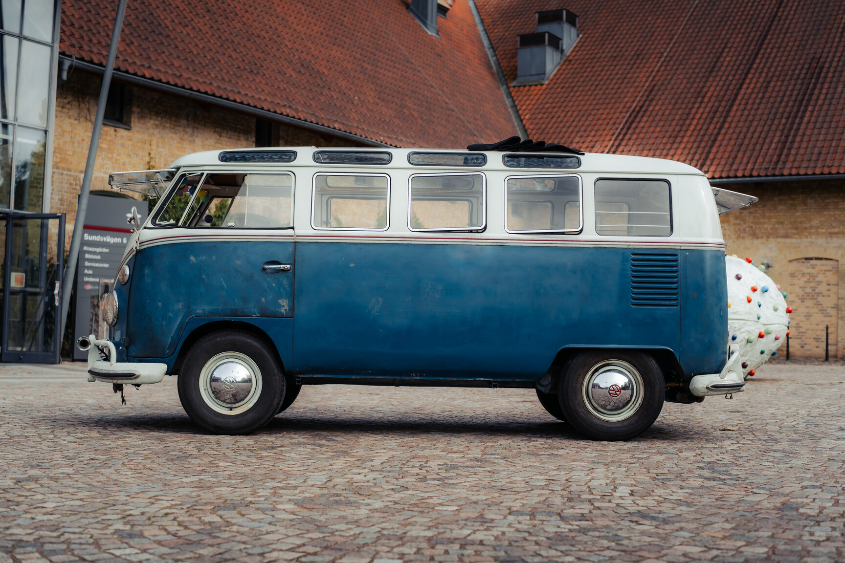 Exteriörbild på 1964 Volkswagen Kleinbus Transporter 1500 Deluxe “21-fönsters Samba”