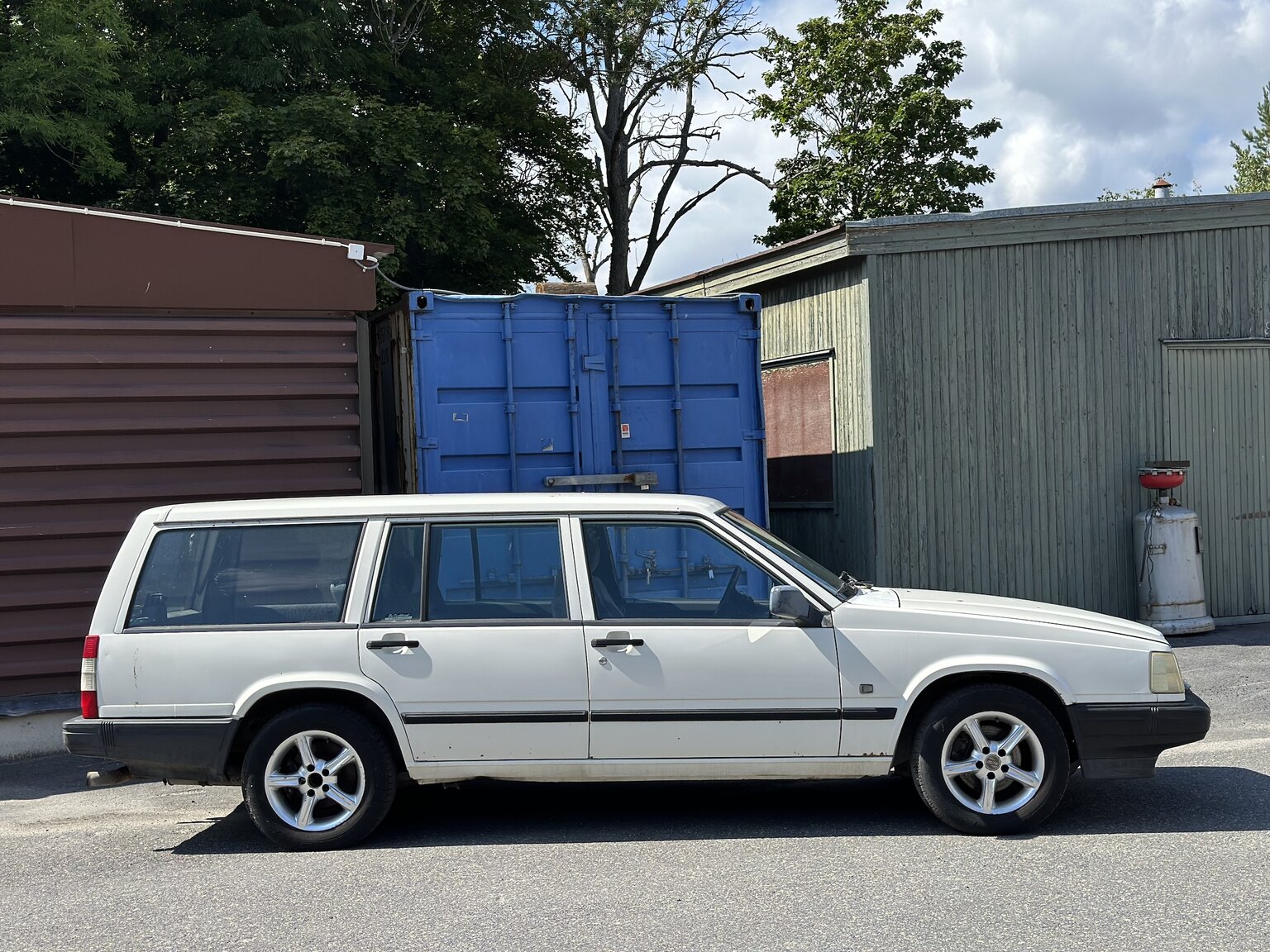 Exterior image of 1998 Volvo 945