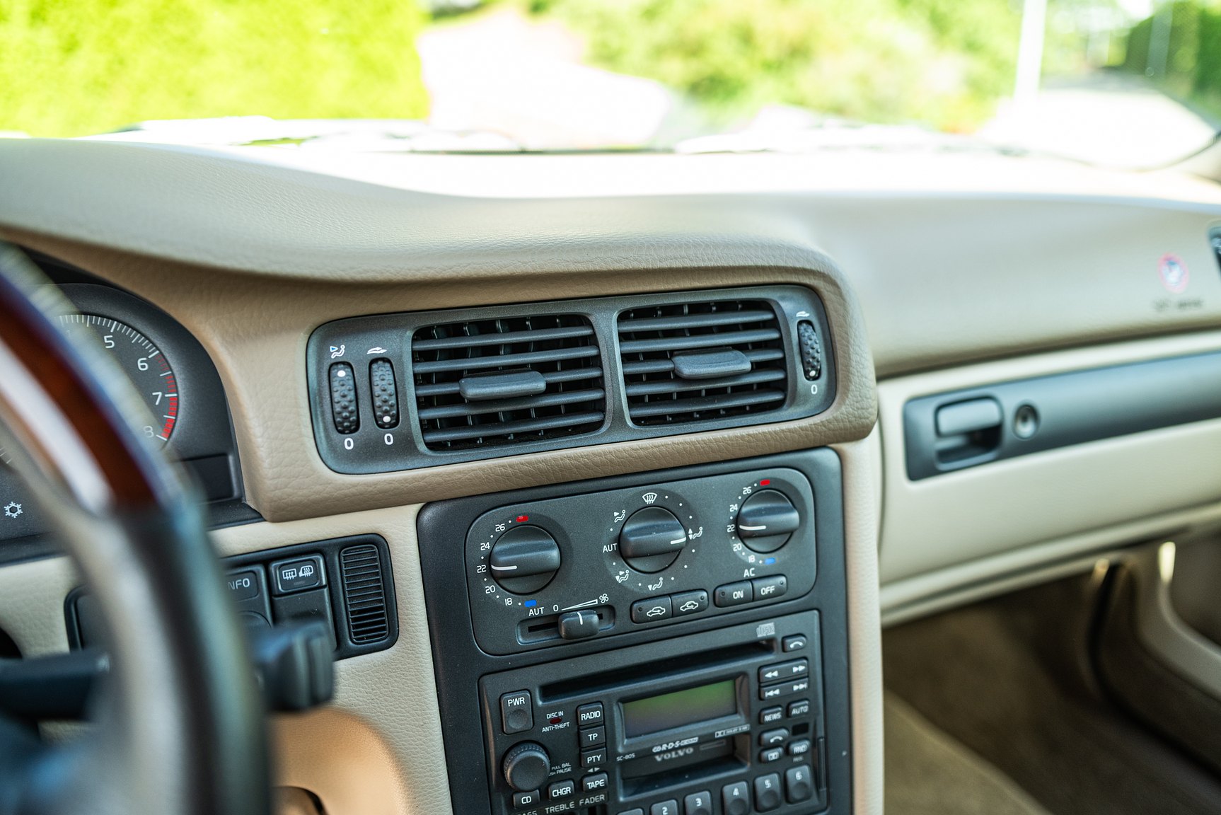 Interior image of 2000 Volvo V70 XC 2.4 T AWD 
