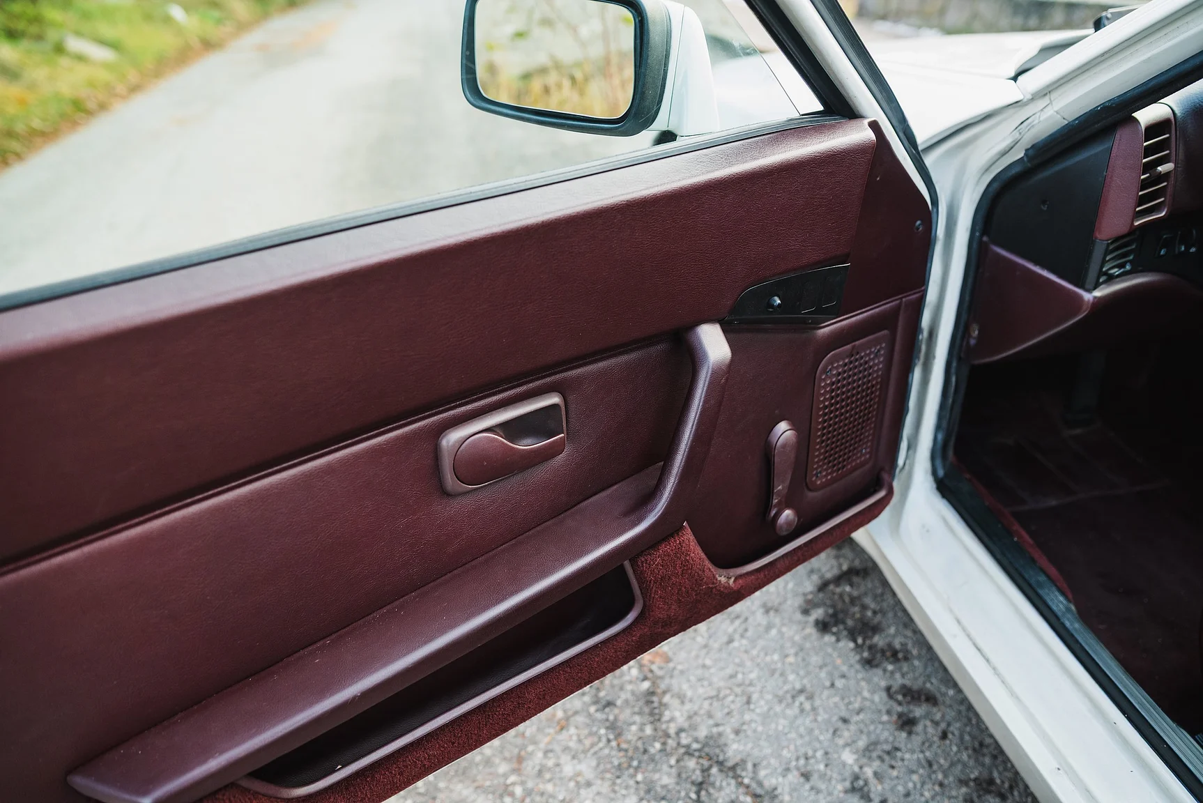 Interior image of 1986 Porsche 944R (15)