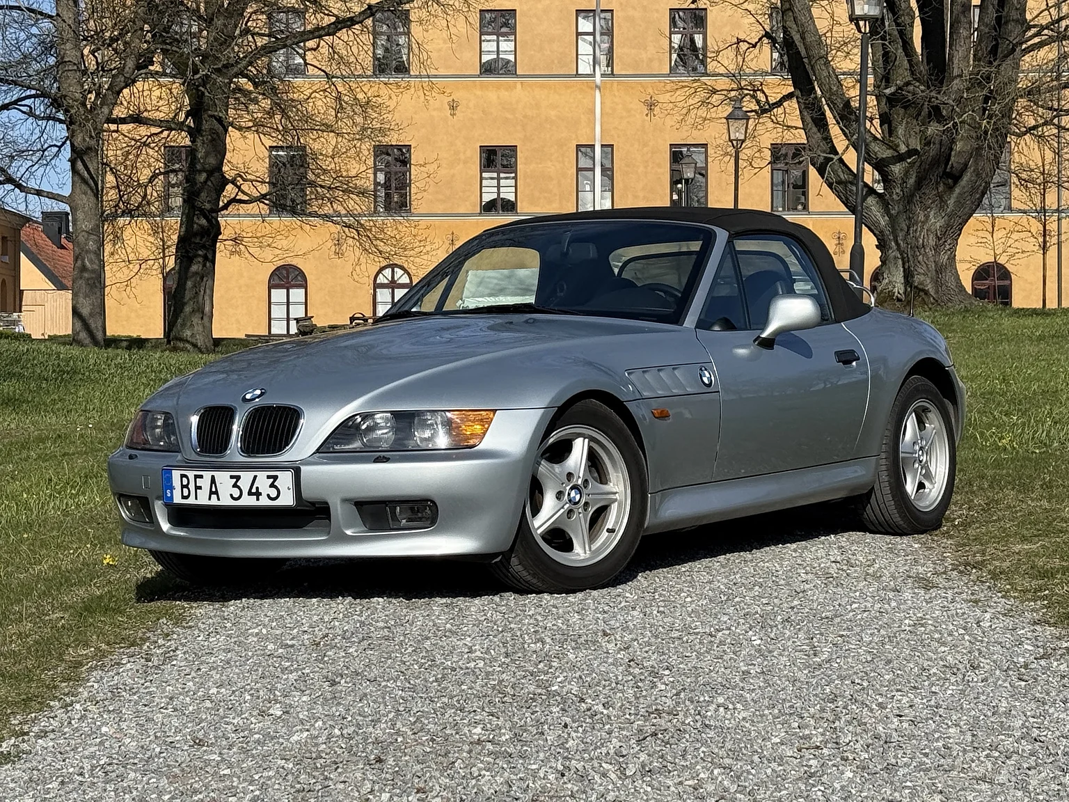 Exterior image of 1996 BMW Z3 1.8 Z3 (2)