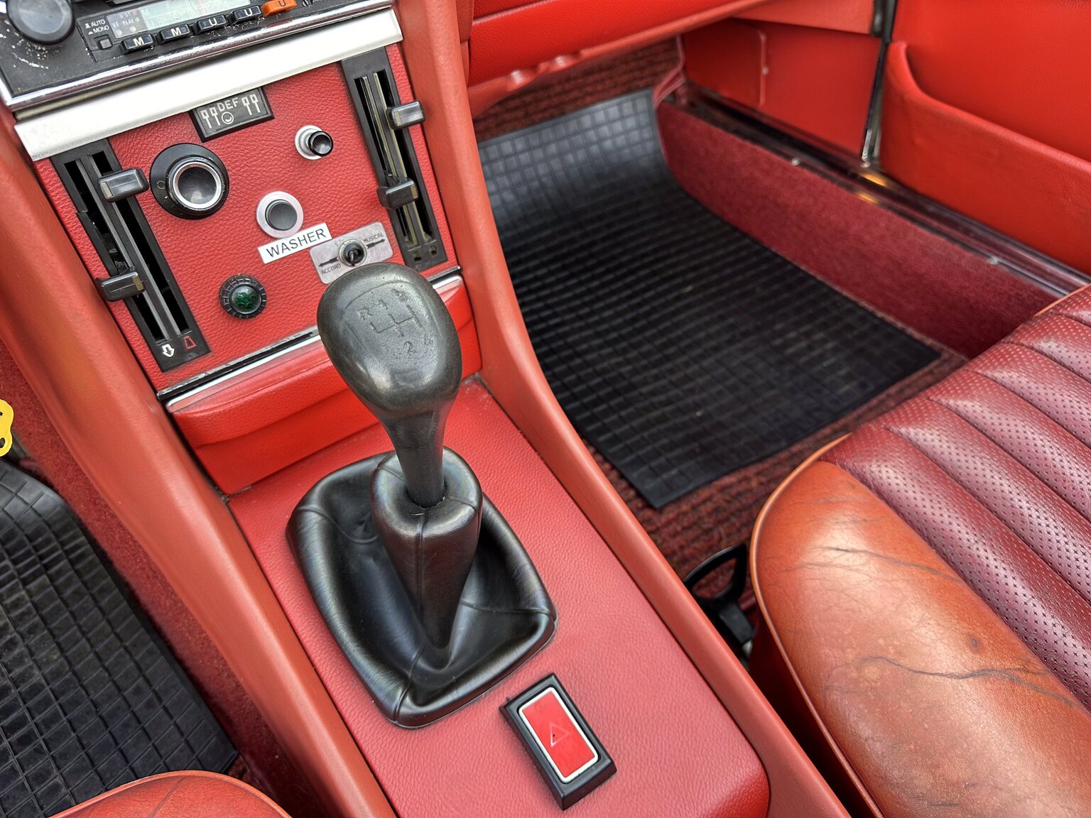 Interior image of 1972 Mercedes-Benz 350 SL