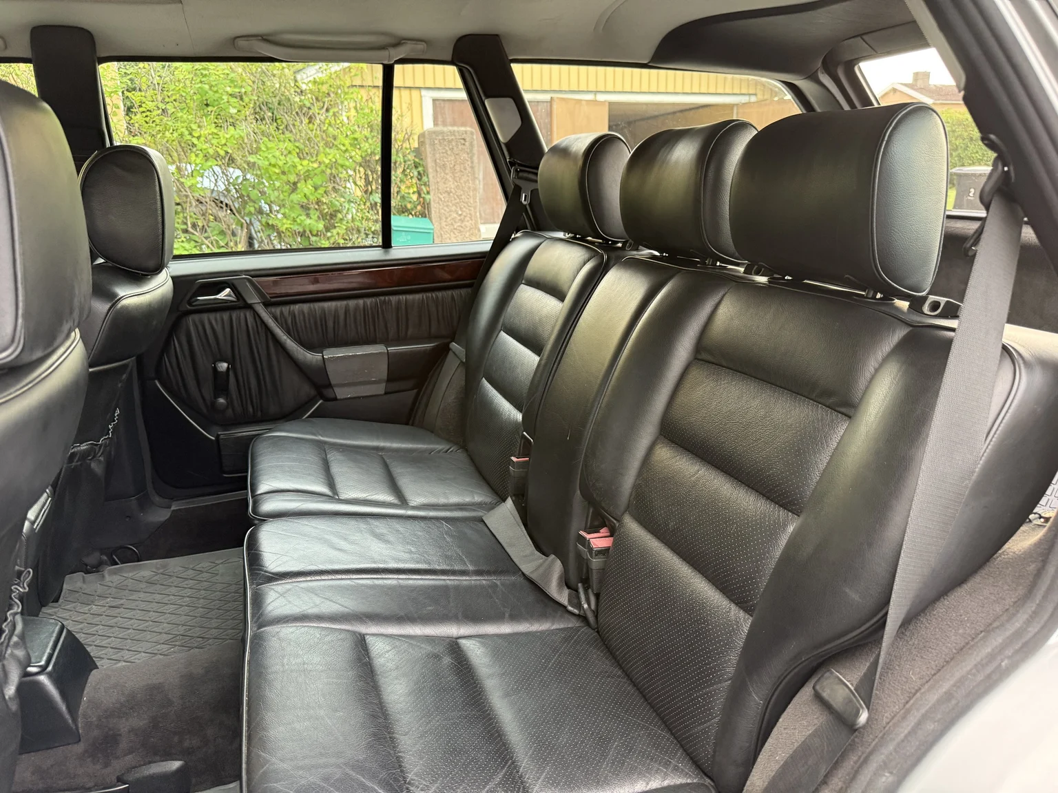 Interior image of 1994 Mercedes-Benz E 320 T (42)