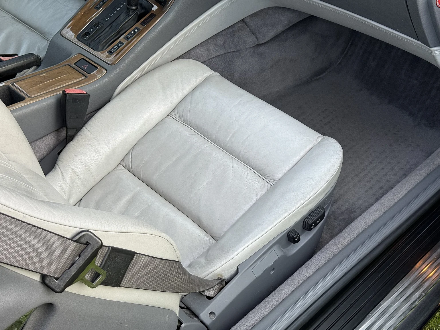 Interior image of 1994 BMW 840Ci (32)
