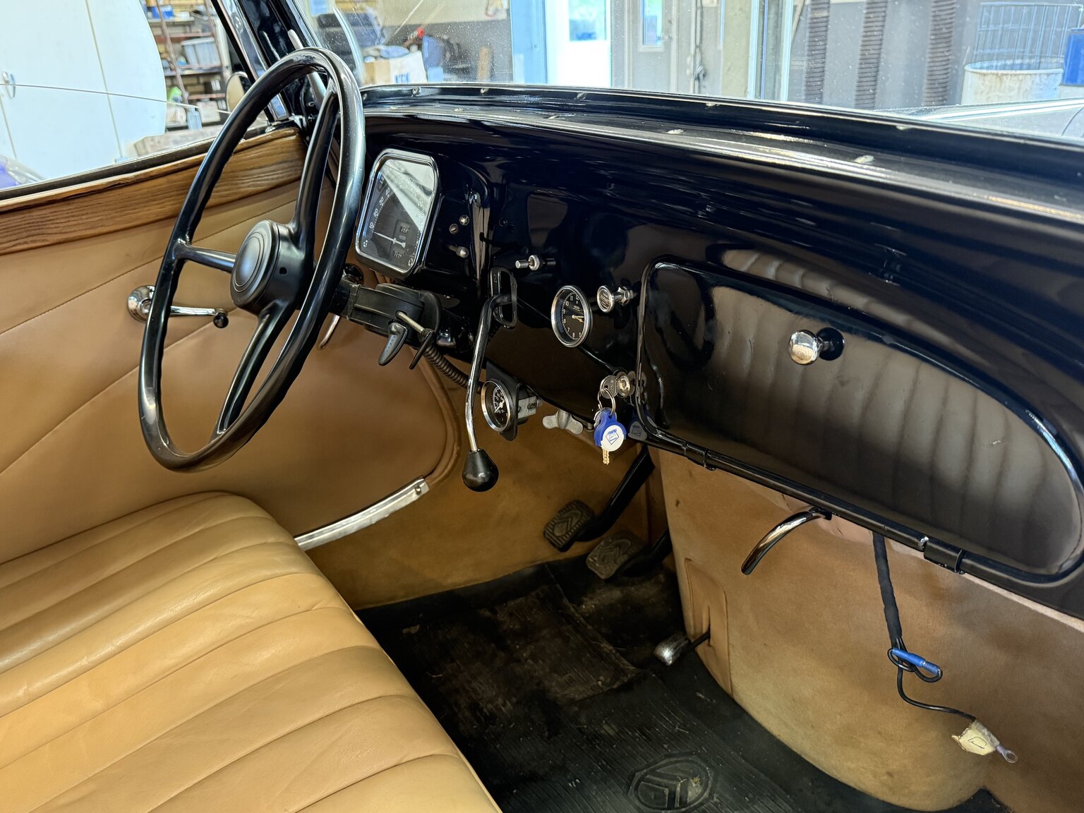 Interior image of 1939 Citroën Berline 11 Sport Convertible