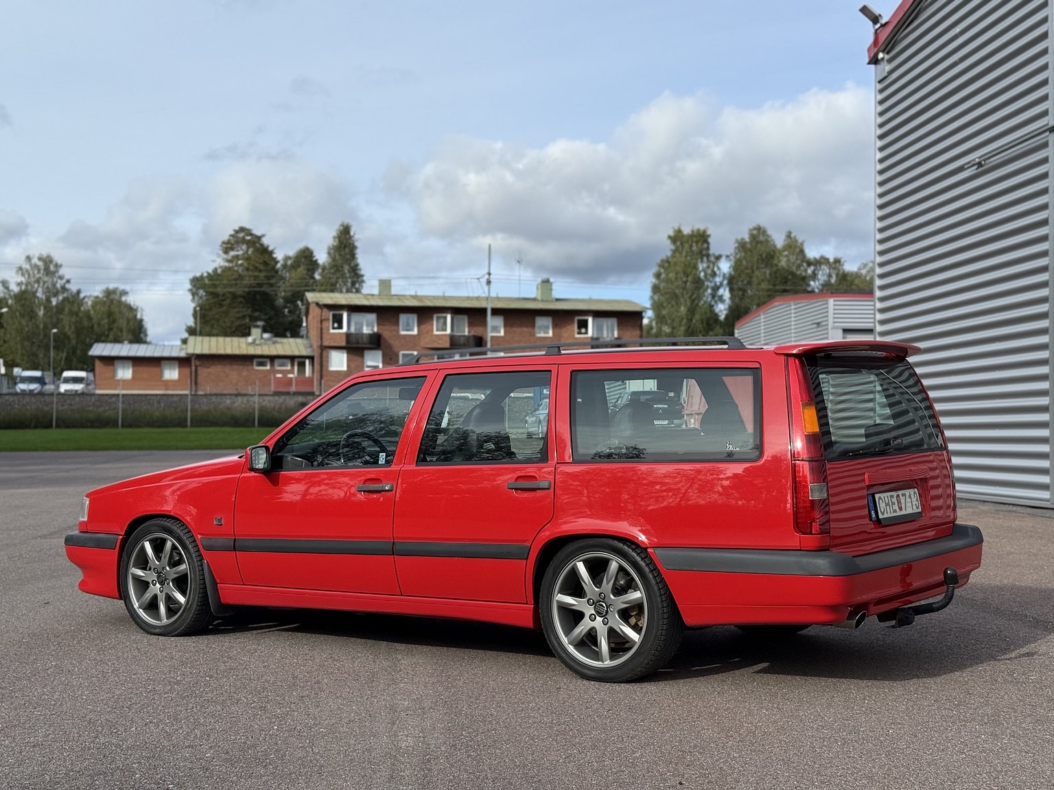 Exterior image of 1997 Volvo 850 R Kombi