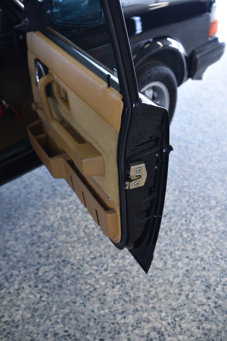 Interior image of 1986 Volvo 240 DL (2)