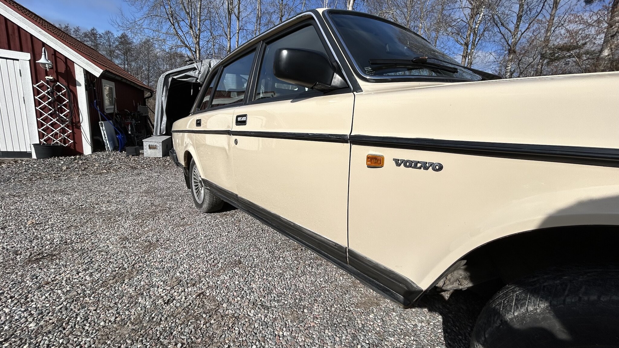 Exterior image of 1987 Volvo 244