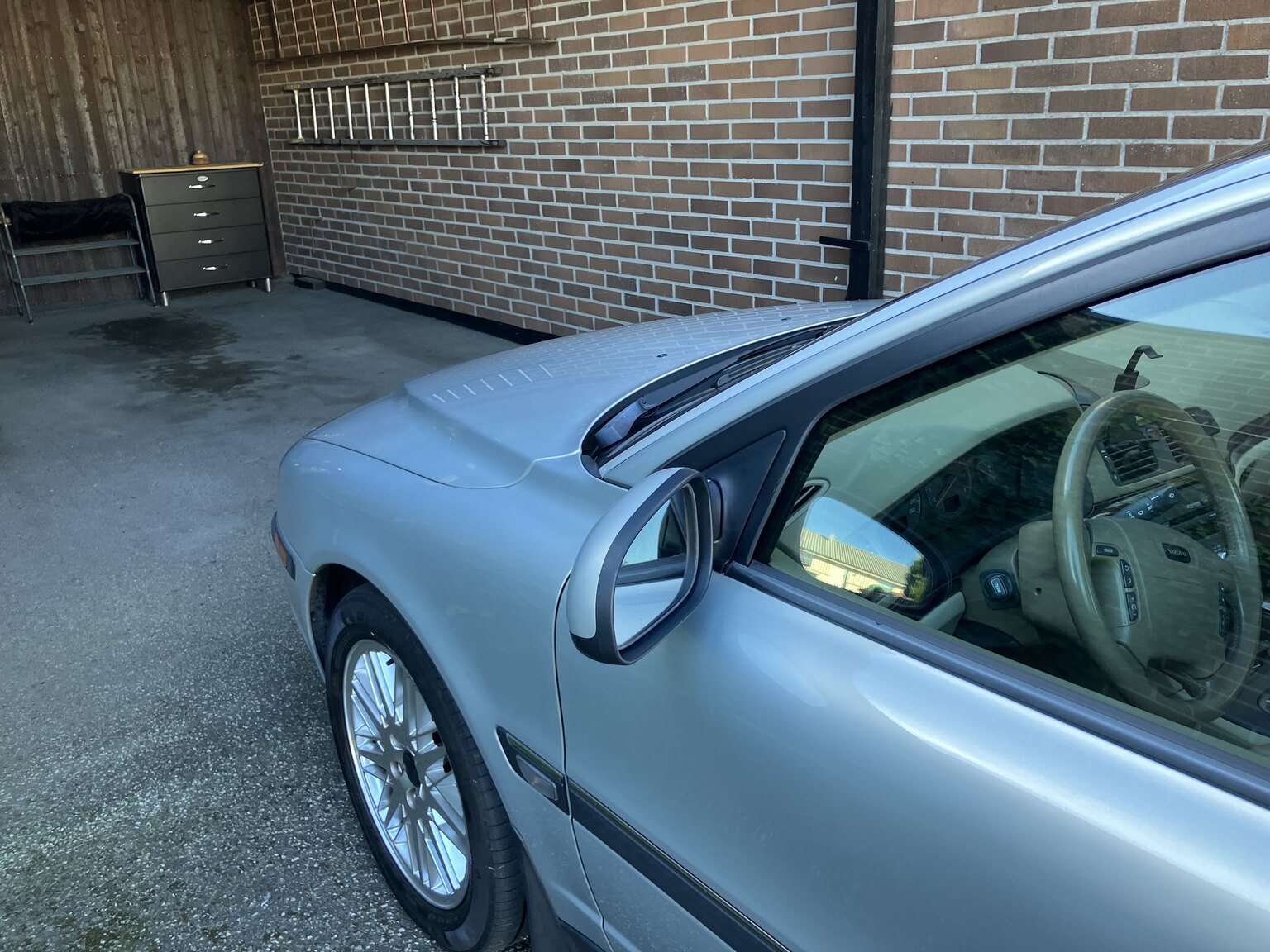 Exterior image of 1999 Volvo S80