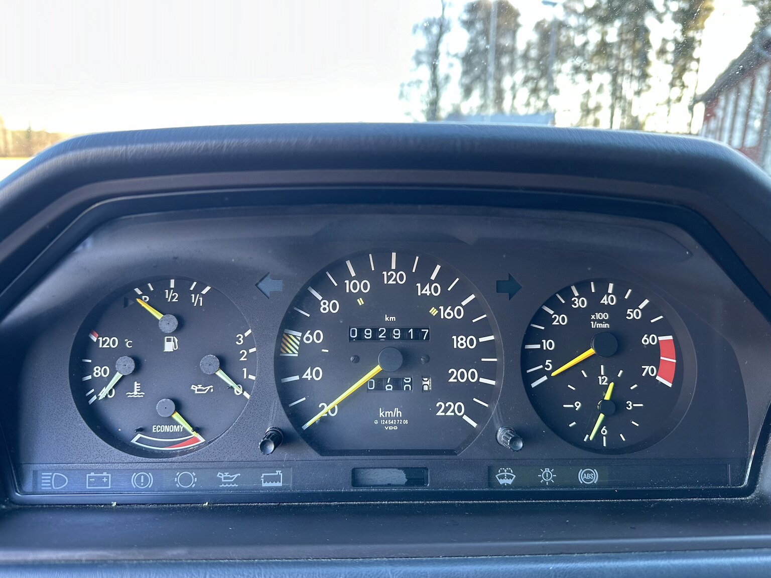 Innenraumfoto von 1990 Mercedes-Benz 200 E