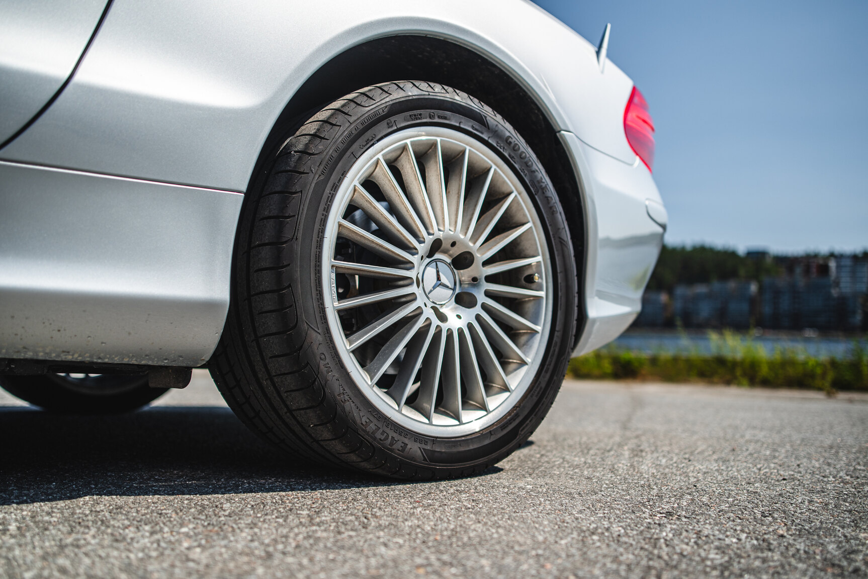 Exterior image of 2006 Mercedes-Benz SL 350
